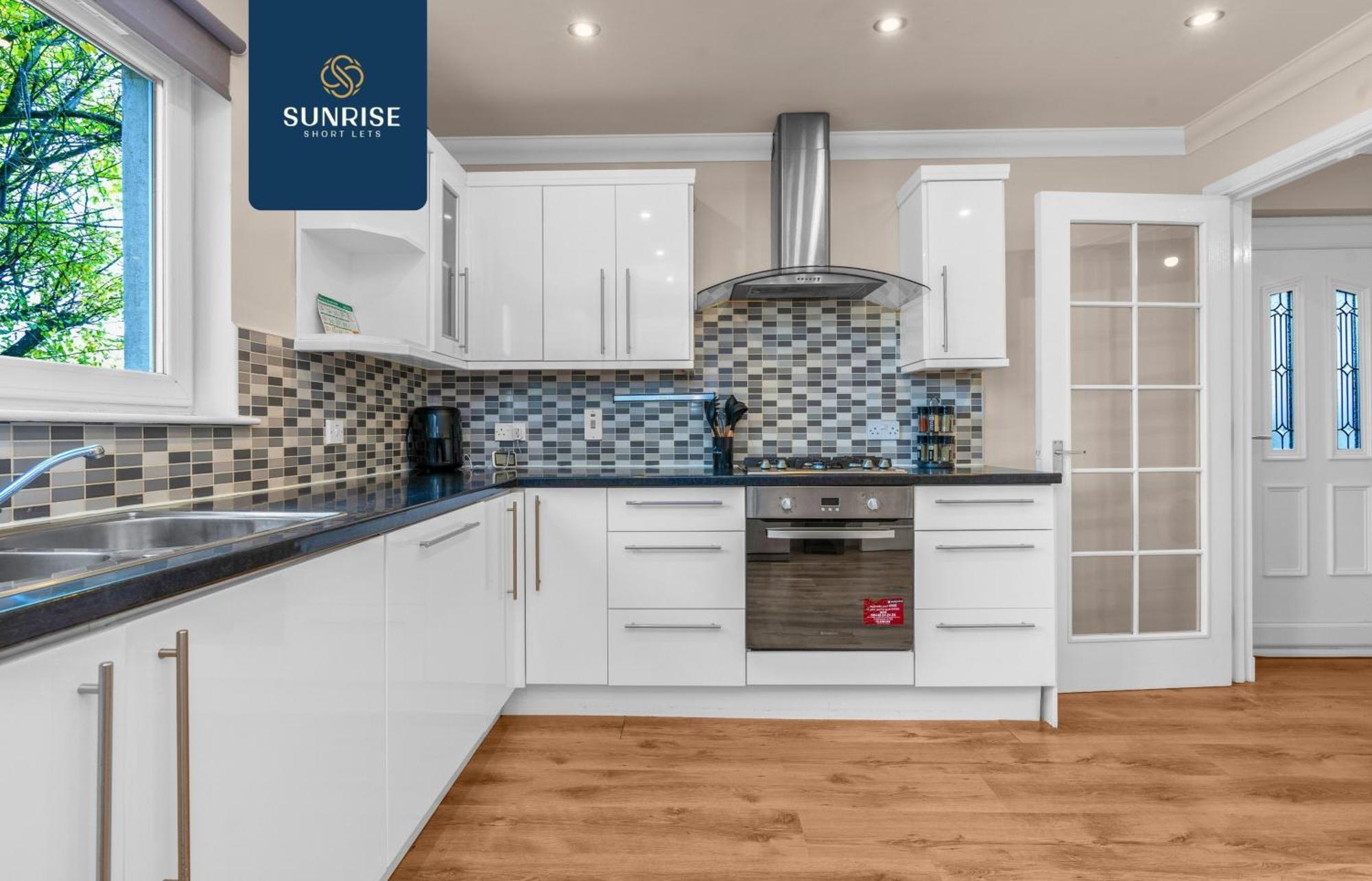 Holiday home Muirton House 2 - Sleeps 8 Has 4 Twin Bedrooms With 4 Car Driveway, 2 Bathrooms, Smart Tv, Fully Equipped Kitchen, Large Dining And Living Space, Rear Garden, Free Wifi, Long Stays Welcome, Price Match Gaurantee By Sunrise Short Lets *