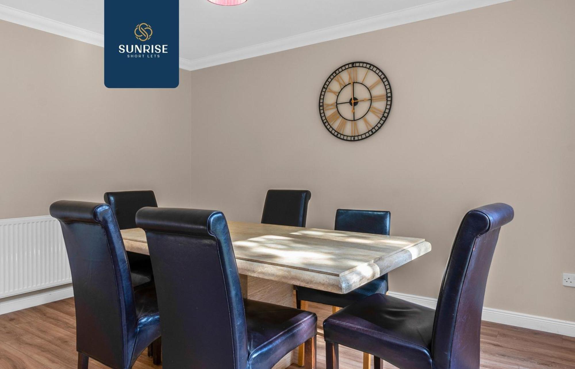 Holiday home Muirton House 2 - Sleeps 8 Has 4 Twin Bedrooms With 4 Car Driveway, 2 Bathrooms, Smart Tv, Fully Equipped Kitchen, Large Dining And Living Space, Rear Garden, Free Wifi, Long Stays Welcome, Price Match Gaurantee By Sunrise Short Lets Dundee
