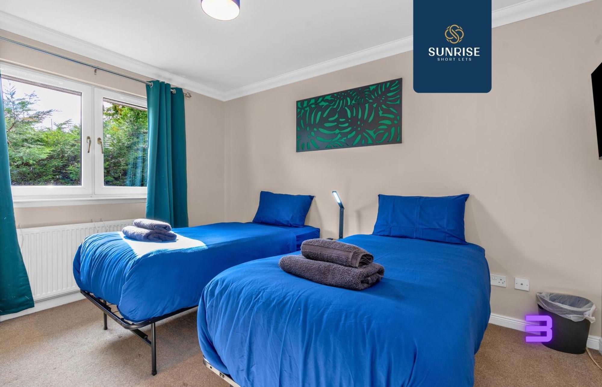 Muirton House 2 - Sleeps 8 Has 4 Twin Bedrooms With 4 Car Driveway, 2 Bathrooms, Smart Tv, Fully Equipped Kitchen, Large Dining And Living Space, Rear Garden, Free Wifi, Long Stays Welcome, Price Match Gaurantee By Sunrise Short Lets