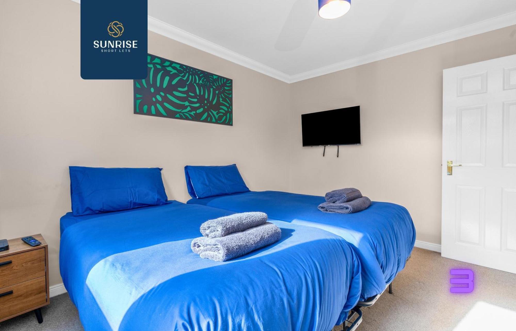 Muirton House 2 - Sleeps 8 Has 4 Twin Bedrooms With 4 Car Driveway, 2 Bathrooms, Smart Tv, Fully Equipped Kitchen, Large Dining And Living Space, Rear Garden, Free Wifi, Long Stays Welcome, Price Match Gaurantee By Sunrise Short Lets Holiday home Dundee