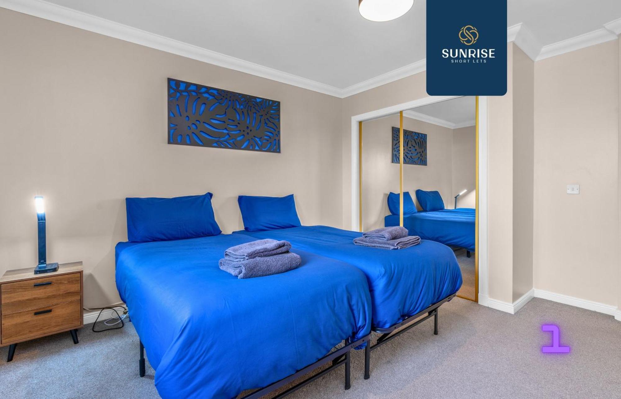 Muirton House 2 - Sleeps 8 Has 4 Twin Bedrooms With 4 Car Driveway, 2 Bathrooms, Smart Tv, Fully Equipped Kitchen, Large Dining And Living Space, Rear Garden, Free Wifi, Long Stays Welcome, Price Match Gaurantee By Sunrise Short Lets Dundee