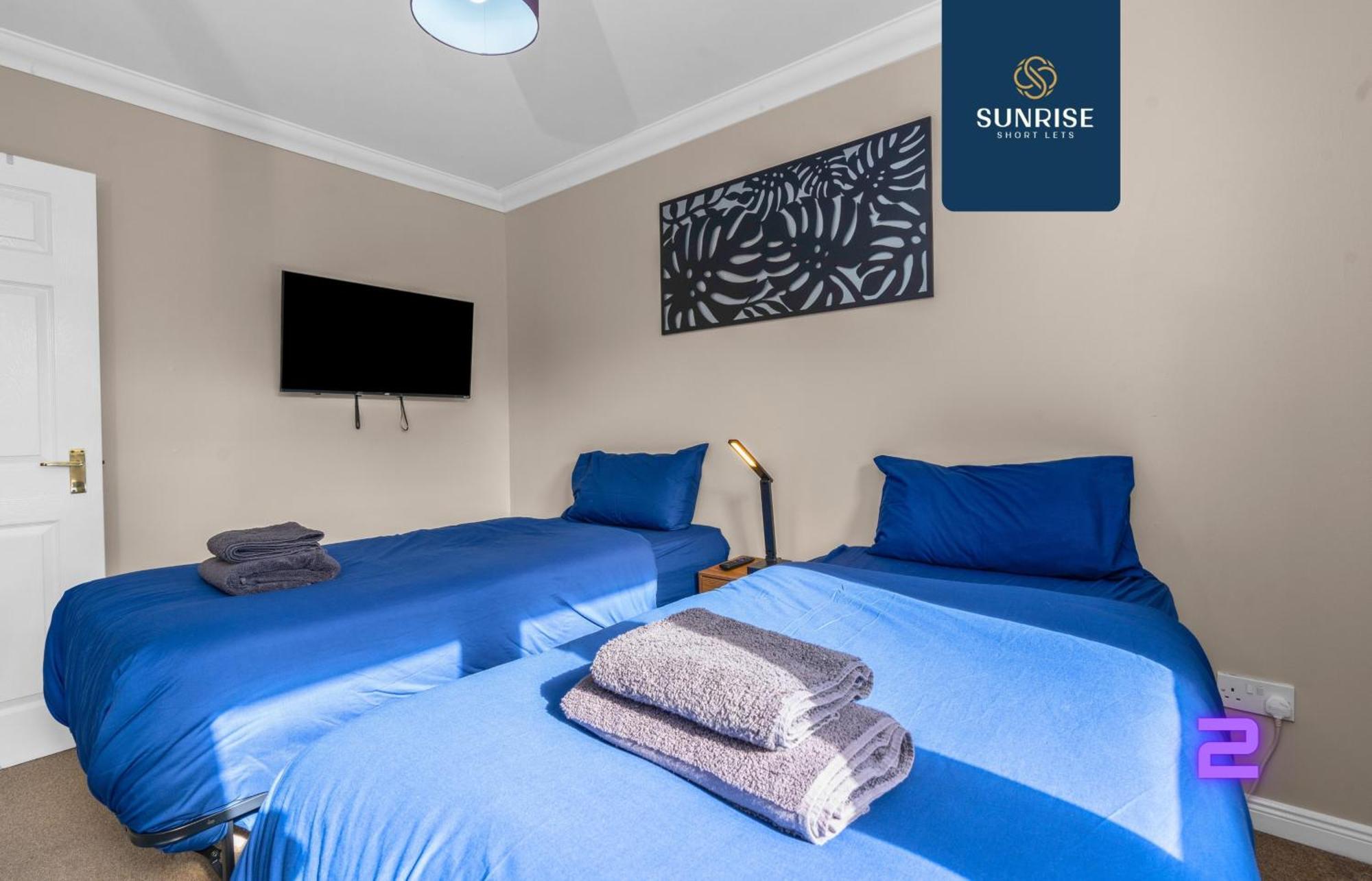 Holiday home Muirton House 2 - Sleeps 8 Has 4 Twin Bedrooms With 4 Car Driveway, 2 Bathrooms, Smart Tv, Fully Equipped Kitchen, Large Dining And Living Space, Rear Garden, Free Wifi, Long Stays Welcome, Price Match Gaurantee By Sunrise Short Lets