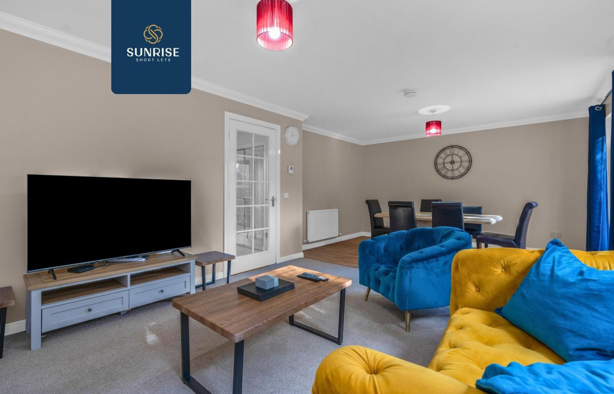 Muirton House 2 - Sleeps 8 Has 4 Twin Bedrooms With 4 Car Driveway, 2 Bathrooms, Smart Tv, Fully Equipped Kitchen, Large Dining And Living Space, Rear Garden, Free Wifi, Long Stays Welcome, Price Match Gaurantee By Sunrise Short Lets *
