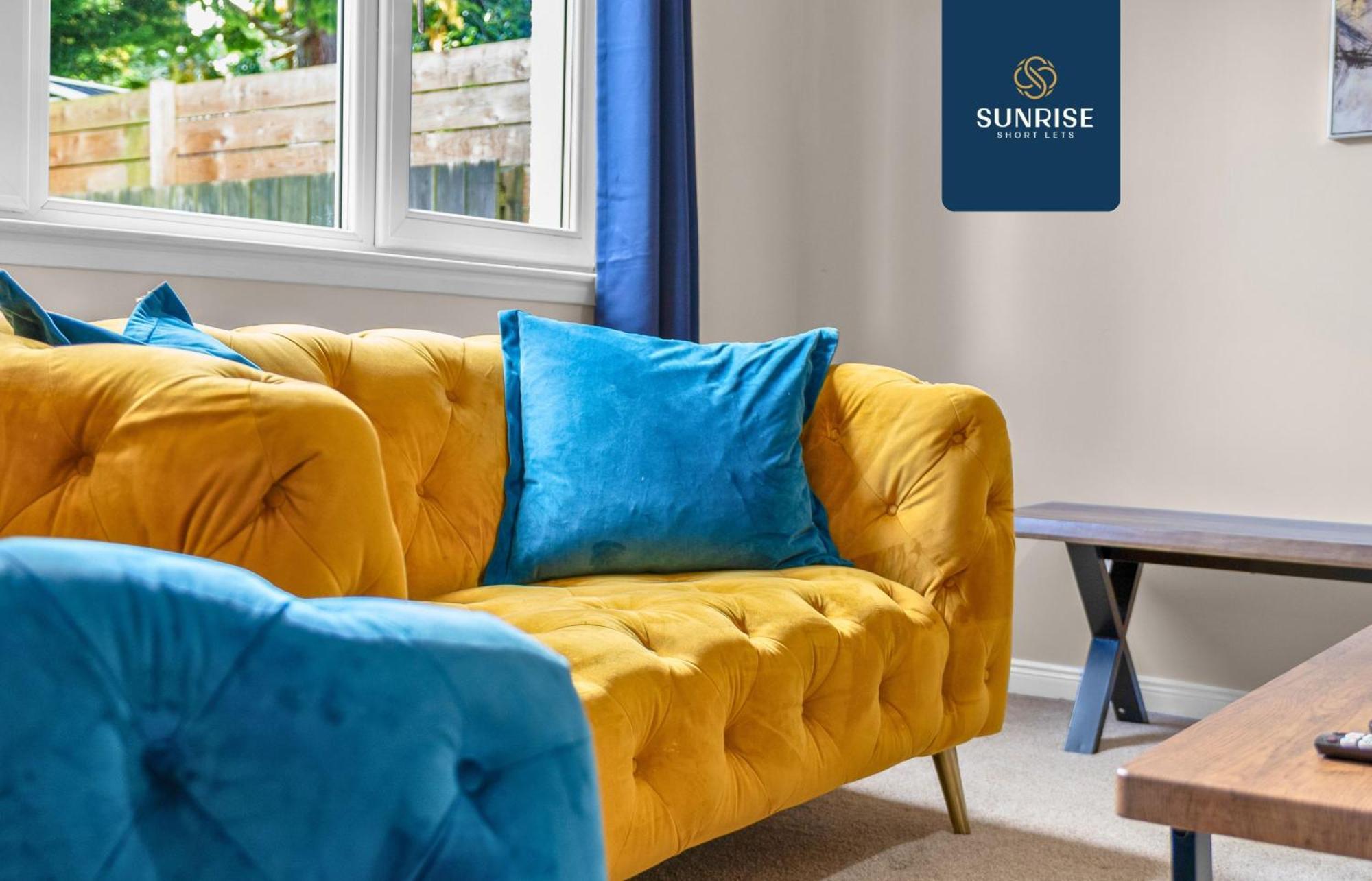 Muirton House 2 - Sleeps 8 Has 4 Twin Bedrooms With 4 Car Driveway, 2 Bathrooms, Smart Tv, Fully Equipped Kitchen, Large Dining And Living Space, Rear Garden, Free Wifi, Long Stays Welcome, Price Match Gaurantee By Sunrise Short Lets Holiday home *