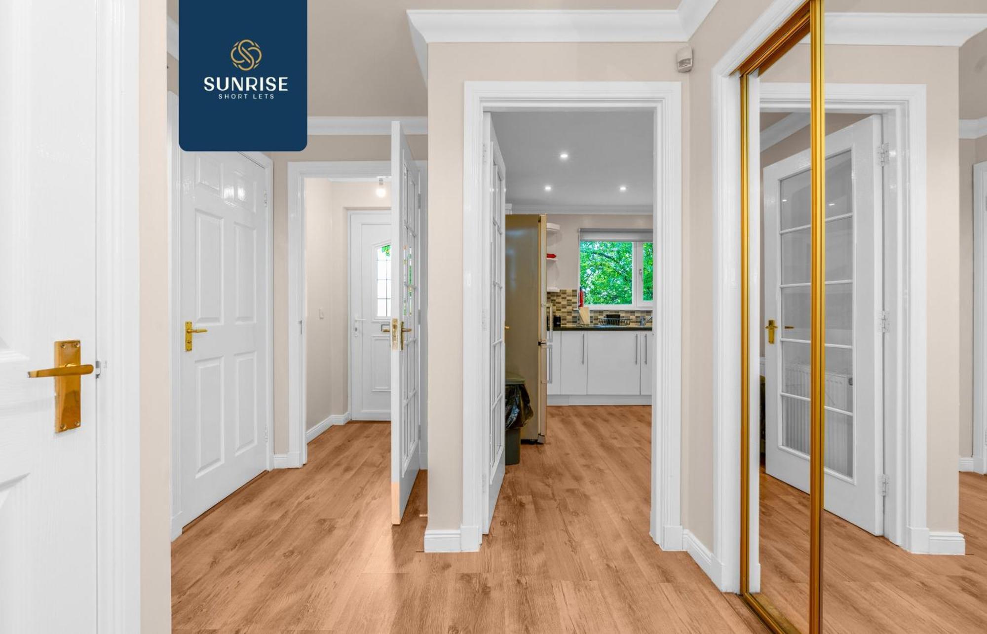 Muirton House 2 - Sleeps 8 Has 4 Twin Bedrooms With 4 Car Driveway, 2 Bathrooms, Smart Tv, Fully Equipped Kitchen, Large Dining And Living Space, Rear Garden, Free Wifi, Long Stays Welcome, Price Match Gaurantee By Sunrise Short Lets *