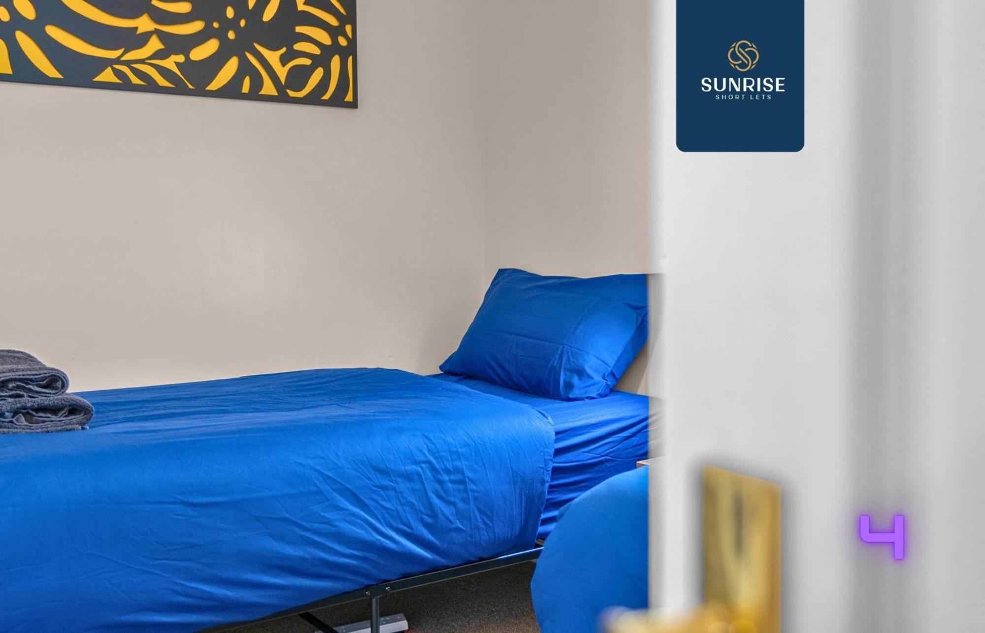 Muirton House 2 - Sleeps 8 Has 4 Twin Bedrooms With 4 Car Driveway, 2 Bathrooms, Smart Tv, Fully Equipped Kitchen, Large Dining And Living Space, Rear Garden, Free Wifi, Long Stays Welcome, Price Match Gaurantee By Sunrise Short Lets Dundee