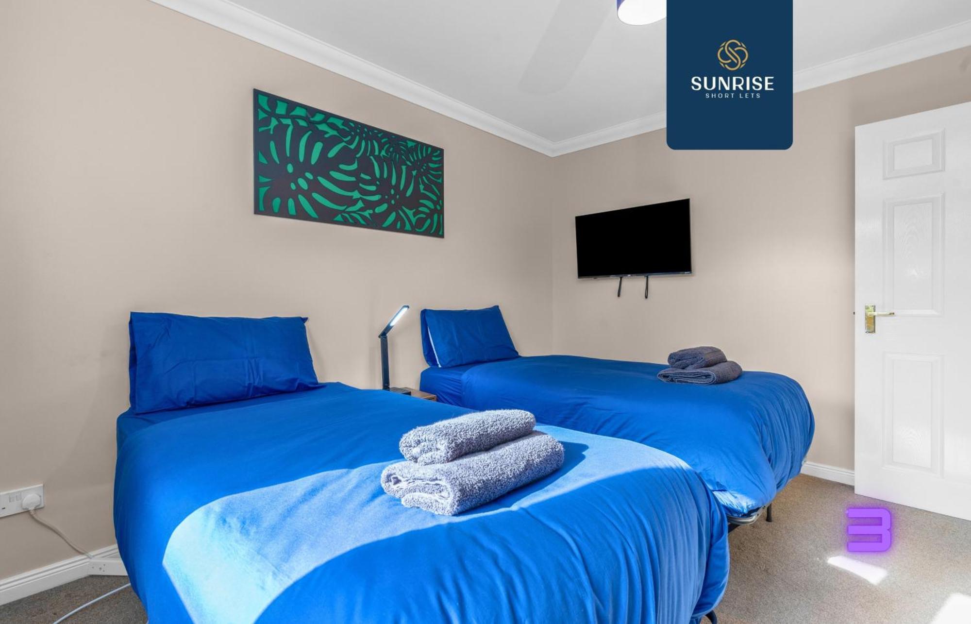 Muirton House 2 - Sleeps 8 Has 4 Twin Bedrooms With 4 Car Driveway, 2 Bathrooms, Smart Tv, Fully Equipped Kitchen, Large Dining And Living Space, Rear Garden, Free Wifi, Long Stays Welcome, Price Match Gaurantee By Sunrise Short Lets * Dundee