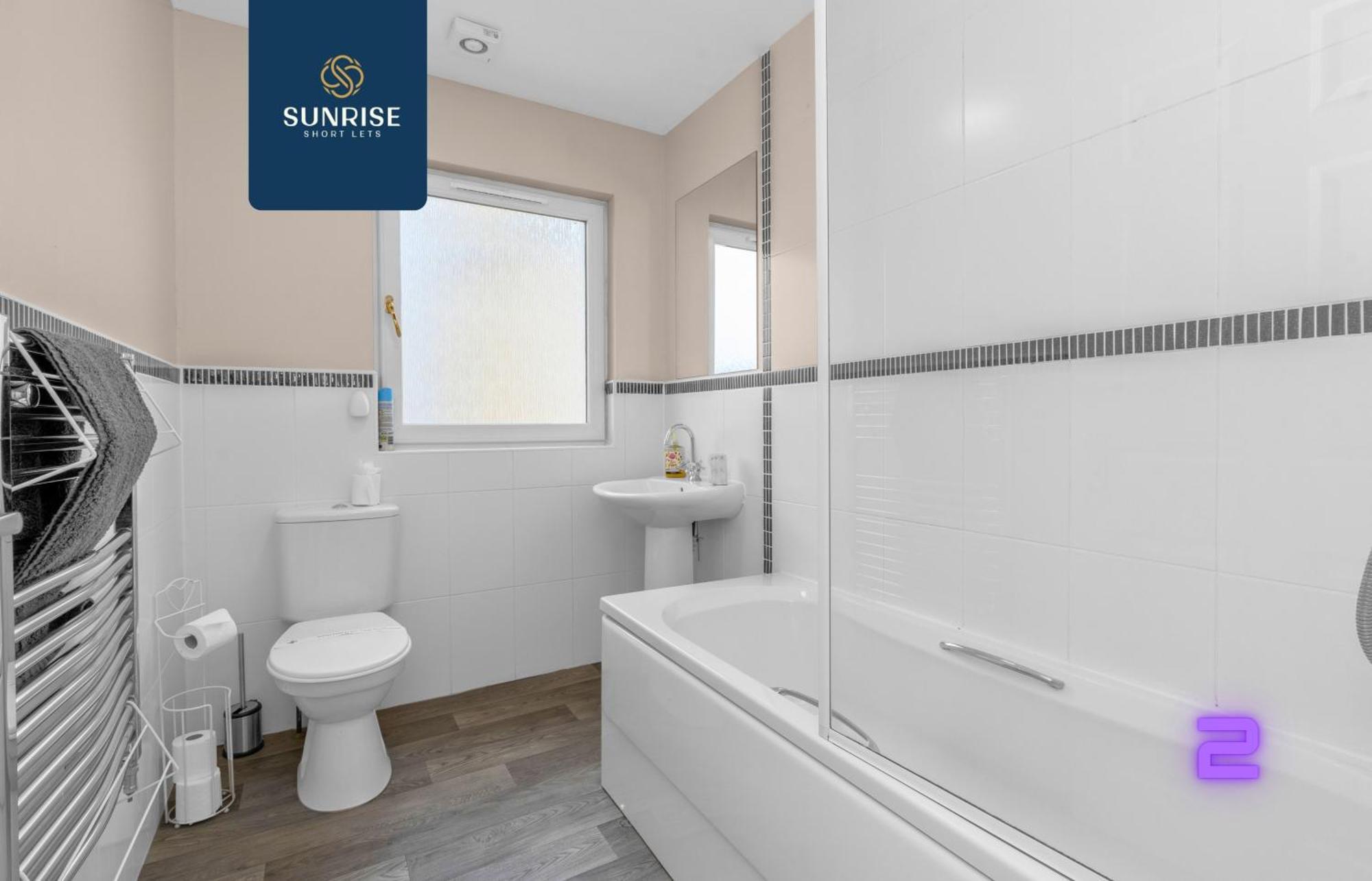 Muirton House 2 - Sleeps 8 Has 4 Twin Bedrooms With 4 Car Driveway, 2 Bathrooms, Smart Tv, Fully Equipped Kitchen, Large Dining And Living Space, Rear Garden, Free Wifi, Long Stays Welcome, Price Match Gaurantee By Sunrise Short Lets