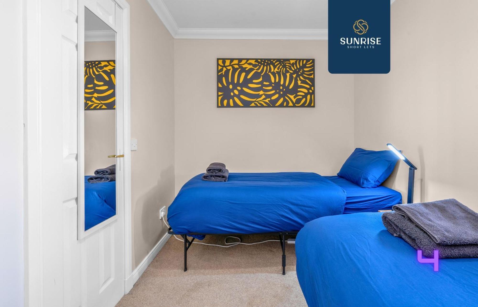 Muirton House 2 - Sleeps 8 Has 4 Twin Bedrooms With 4 Car Driveway, 2 Bathrooms, Smart Tv, Fully Equipped Kitchen, Large Dining And Living Space, Rear Garden, Free Wifi, Long Stays Welcome, Price Match Gaurantee By Sunrise Short Lets Holiday home