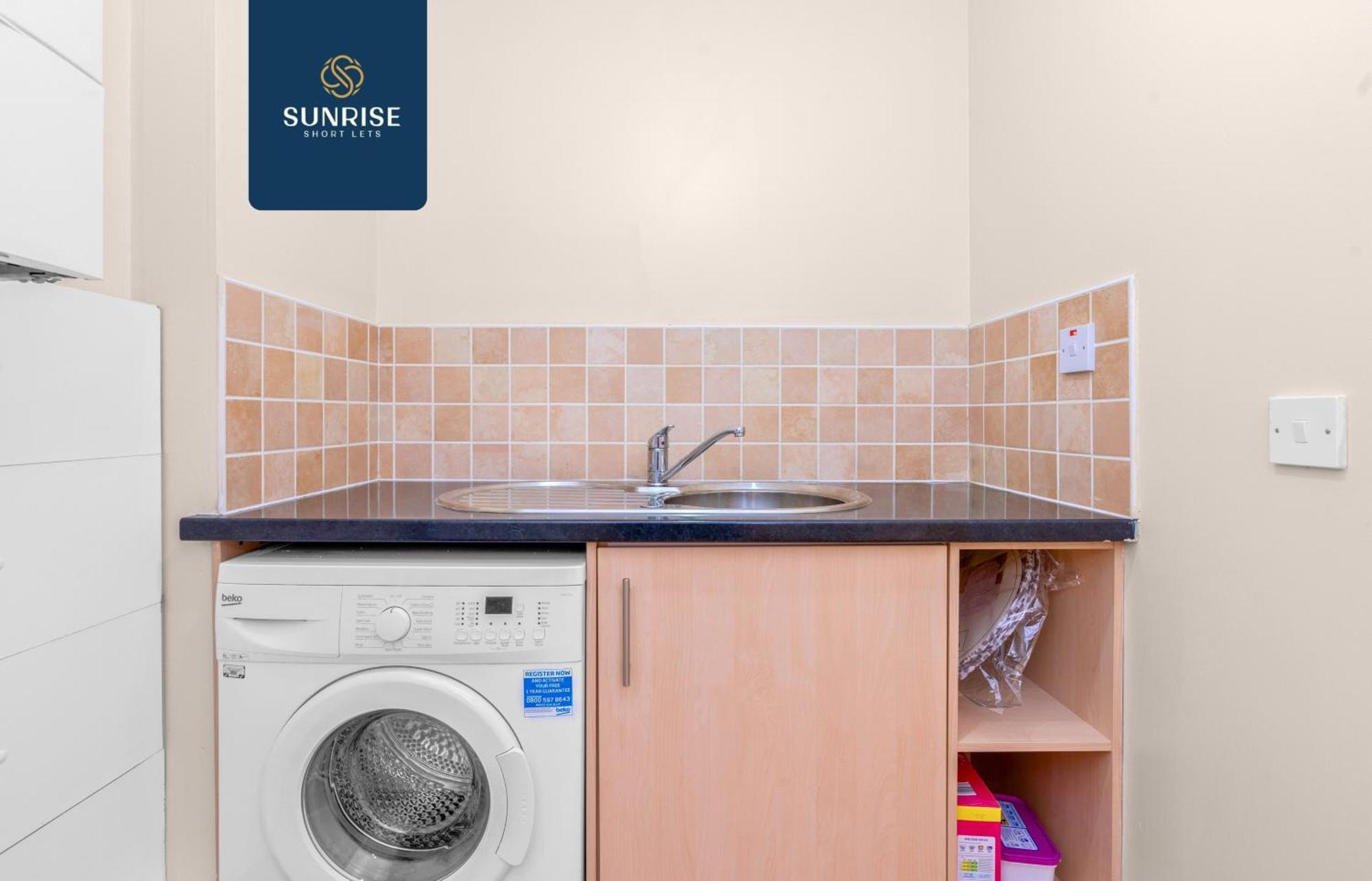 Holiday home Muirton House 2 - Sleeps 8 Has 4 Twin Bedrooms With 4 Car Driveway, 2 Bathrooms, Smart Tv, Fully Equipped Kitchen, Large Dining And Living Space, Rear Garden, Free Wifi, Long Stays Welcome, Price Match Gaurantee By Sunrise Short Lets