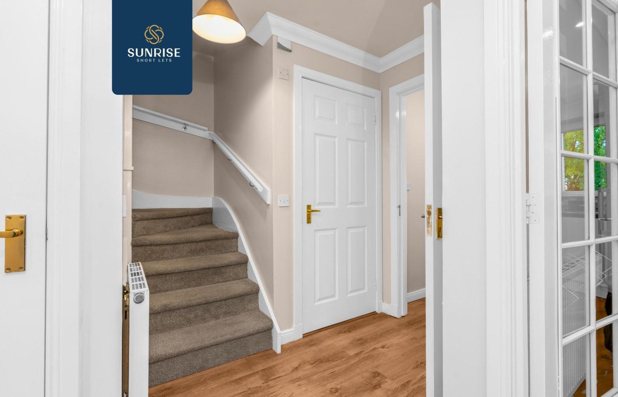 Muirton House 2 - Sleeps 8 Has 4 Twin Bedrooms With 4 Car Driveway, 2 Bathrooms, Smart Tv, Fully Equipped Kitchen, Large Dining And Living Space, Rear Garden, Free Wifi, Long Stays Welcome, Price Match Gaurantee By Sunrise Short Lets Holiday home *