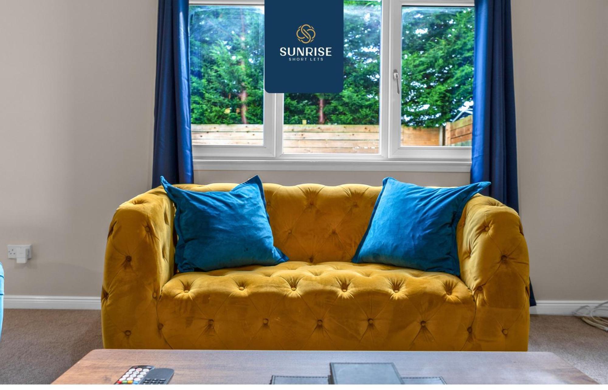 Muirton House 2 - Sleeps 8 Has 4 Twin Bedrooms With 4 Car Driveway, 2 Bathrooms, Smart Tv, Fully Equipped Kitchen, Large Dining And Living Space, Rear Garden, Free Wifi, Long Stays Welcome, Price Match Gaurantee By Sunrise Short Lets Holiday home Dundee