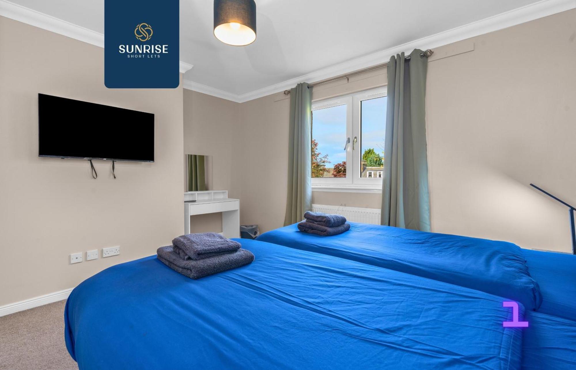 Muirton House 2 - Sleeps 8 Has 4 Twin Bedrooms With 4 Car Driveway, 2 Bathrooms, Smart Tv, Fully Equipped Kitchen, Large Dining And Living Space, Rear Garden, Free Wifi, Long Stays Welcome, Price Match Gaurantee By Sunrise Short Lets *