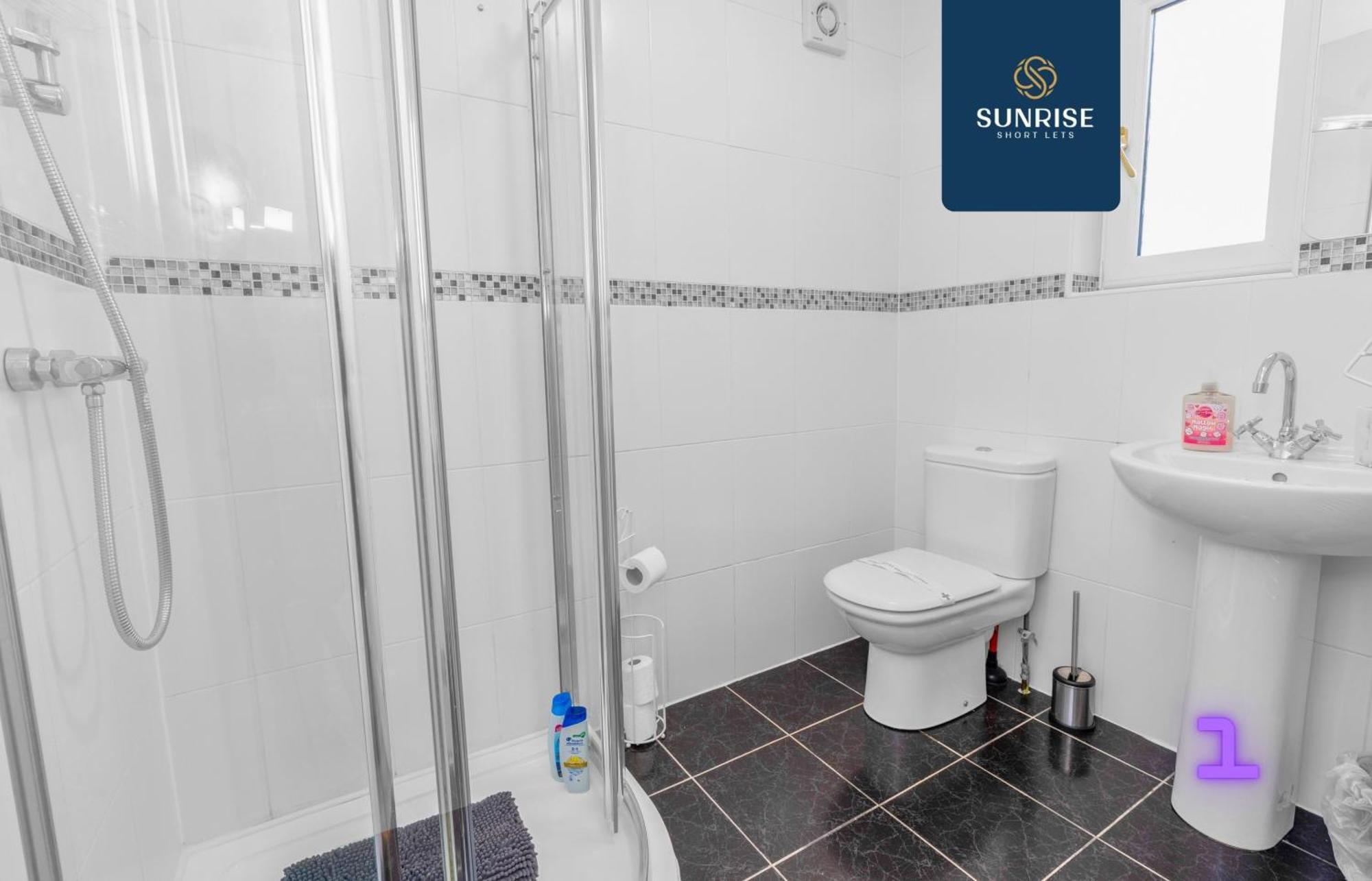 Muirton House 2 - Sleeps 8 Has 4 Twin Bedrooms With 4 Car Driveway, 2 Bathrooms, Smart Tv, Fully Equipped Kitchen, Large Dining And Living Space, Rear Garden, Free Wifi, Long Stays Welcome, Price Match Gaurantee By Sunrise Short Lets * Dundee