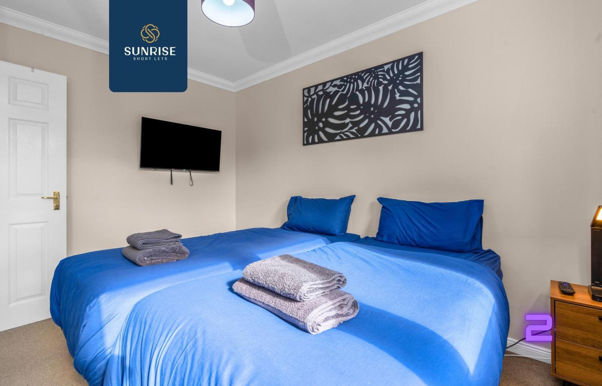 Holiday home Muirton House 2 - Sleeps 8 Has 4 Twin Bedrooms With 4 Car Driveway, 2 Bathrooms, Smart Tv, Fully Equipped Kitchen, Large Dining And Living Space, Rear Garden, Free Wifi, Long Stays Welcome, Price Match Gaurantee By Sunrise Short Lets *