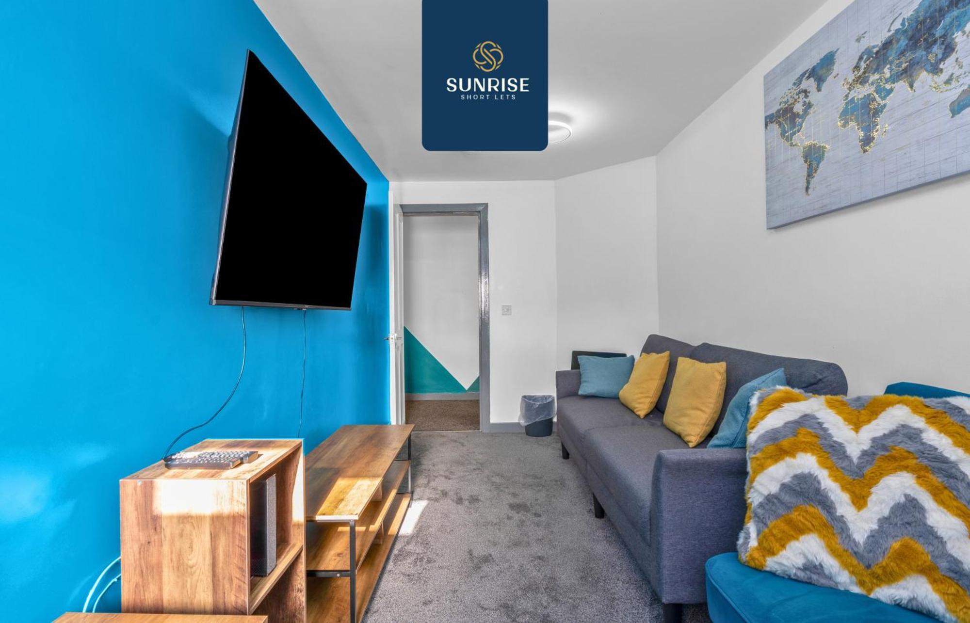 Law 4, Private Parking Lot, Free Wifi, Fully Equipped, 2 Bathrooms, 3 Bedrooms, 6 Beds, Newly Renovated, Mid And Long Term Stays Only And Price Match Gaurantee By Sunrise Short Lets Dundee