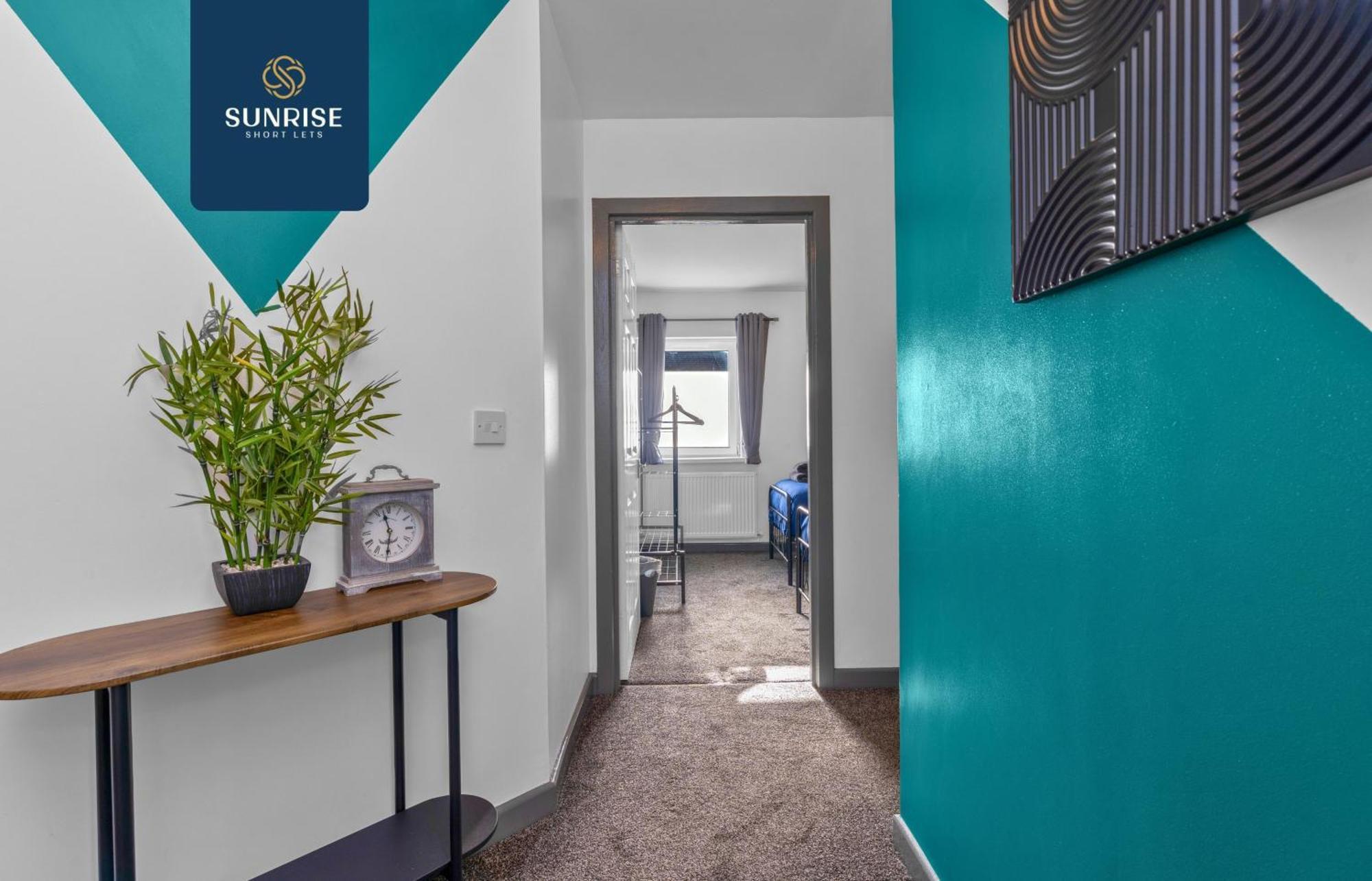 Law 4, Private Parking Lot, Free Wifi, Fully Equipped, 2 Bathrooms, 3 Bedrooms, 6 Beds, Newly Renovated, Mid And Long Term Stays Only And Price Match Gaurantee By Sunrise Short Lets Apartment *