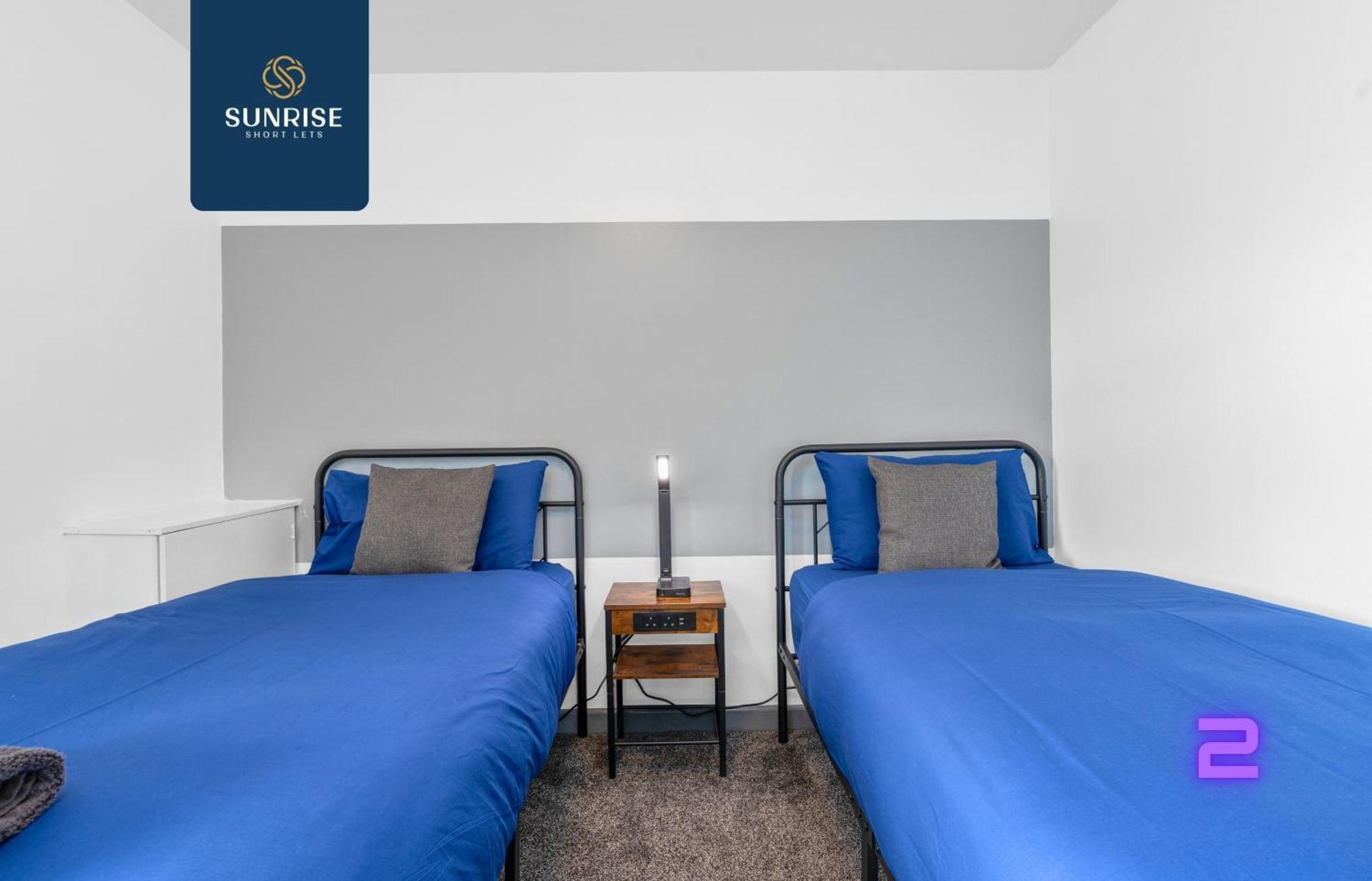 Law 4, Private Parking Lot, Free Wifi, Fully Equipped, 2 Bathrooms, 3 Bedrooms, 6 Beds, Newly Renovated, Mid And Long Term Stays Only And Price Match Gaurantee By Sunrise Short Lets Apartment *