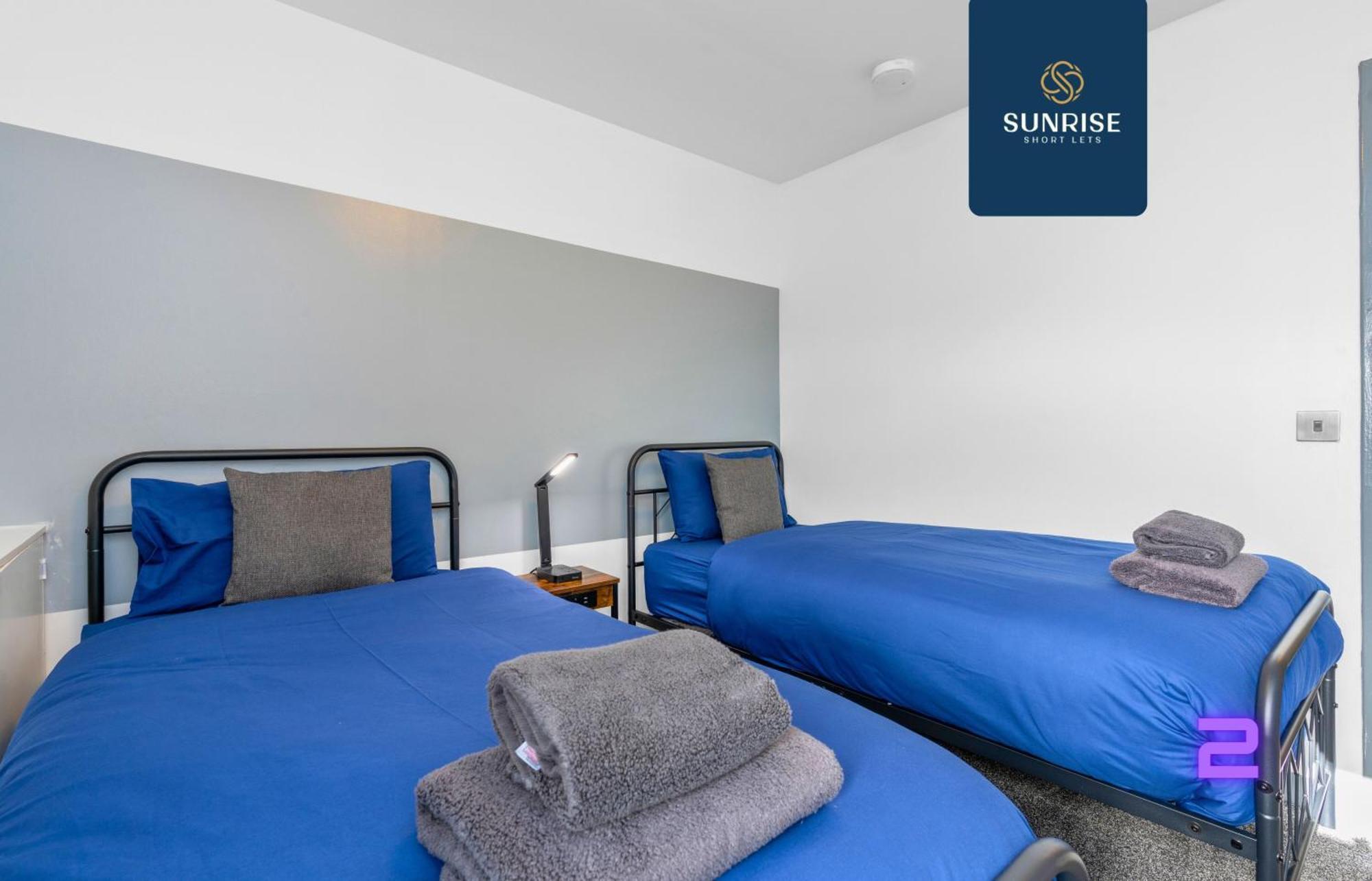 Law 4, Private Parking Lot, Free Wifi, Fully Equipped, 2 Bathrooms, 3 Bedrooms, 6 Beds, Newly Renovated, Mid And Long Term Stays Only And Price Match Gaurantee By Sunrise Short Lets Apartment *