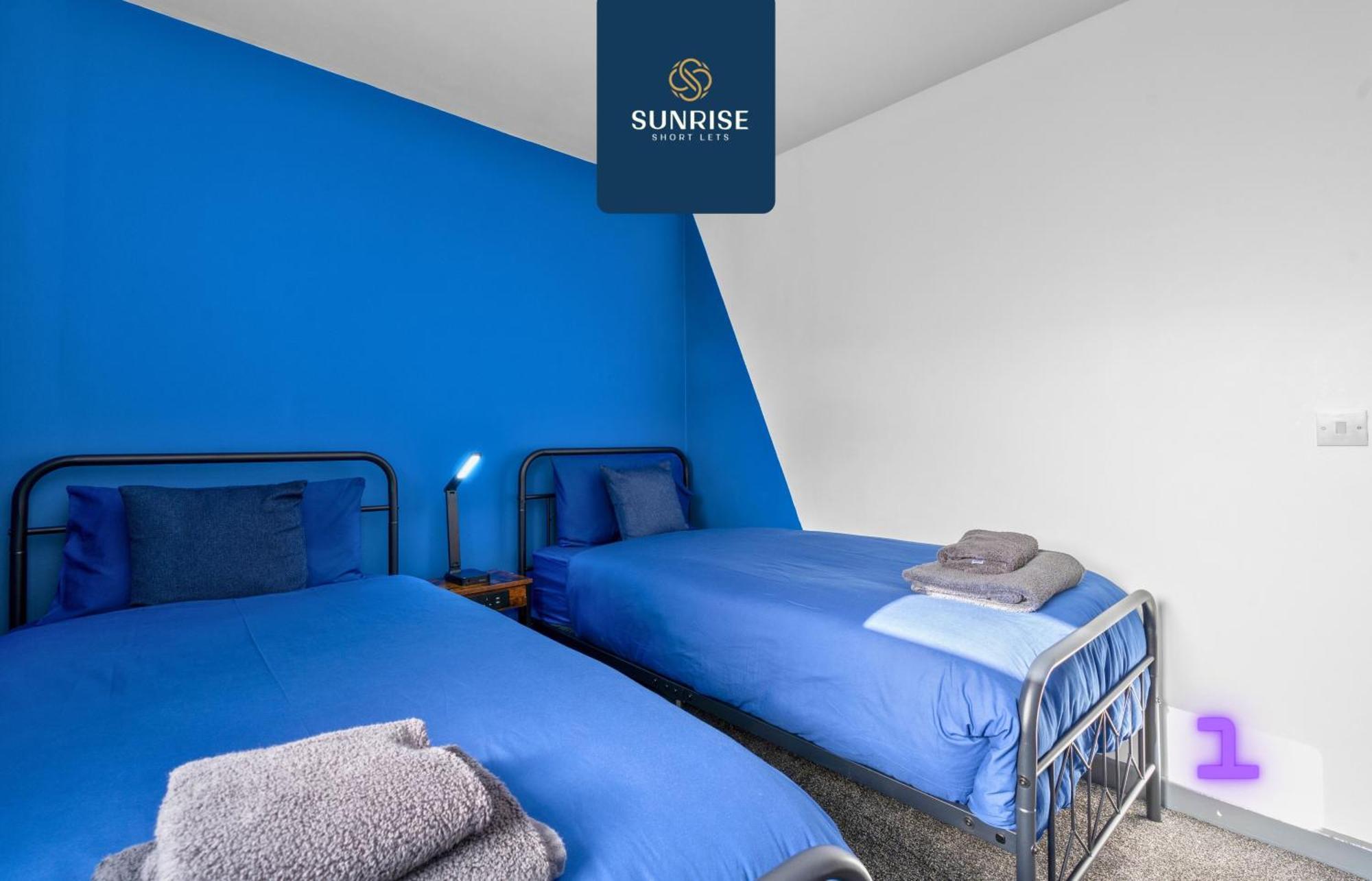 Apartment Law 4, Private Parking Lot, Free Wifi, Fully Equipped, 2 Bathrooms, 3 Bedrooms, 6 Beds, Newly Renovated, Mid And Long Term Stays Only And Price Match Gaurantee By Sunrise Short Lets