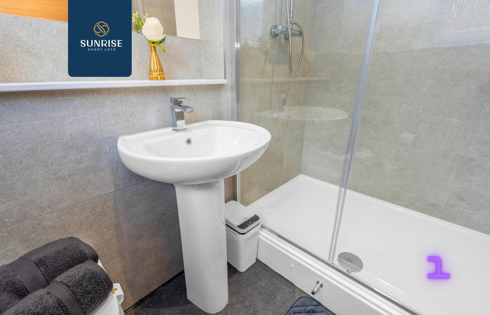 L2 - Stunning 4 Bed House With 6 Beds And 3 Bathrooms, Tvs In Each Room, Free Parking, Fully Equipped, Local Amenities, Easy Ring Road Access, Special Rates And Price Match Gaurantee Ask Sunrise Short Lets Villa *