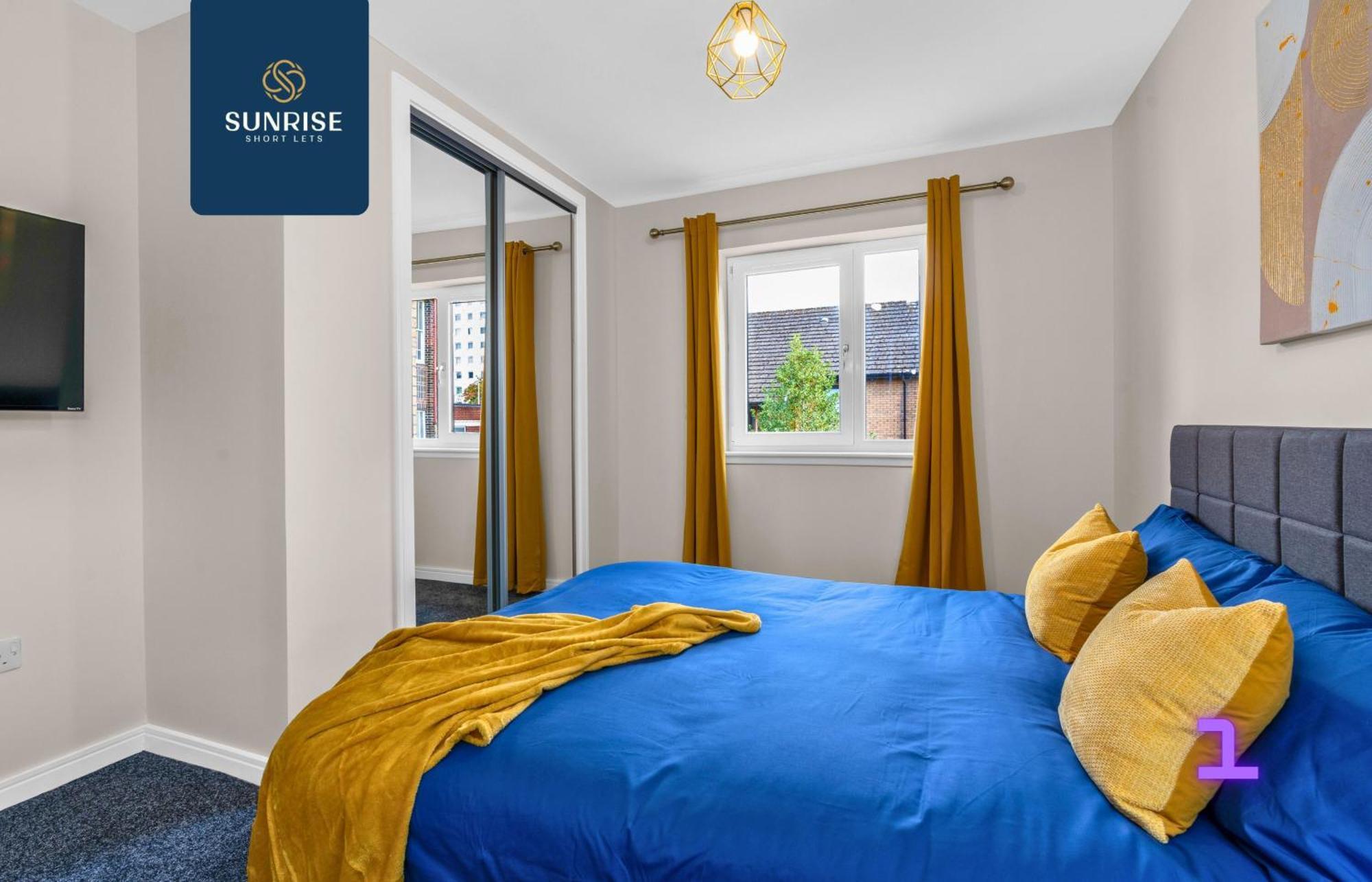 L2 - Stunning 4 Bed House With 6 Beds And 3 Bathrooms, Tvs In Each Room, Free Parking, Fully Equipped, Local Amenities, Easy Ring Road Access, Special Rates And Price Match Gaurantee Ask Sunrise Short Lets Villa Dundee