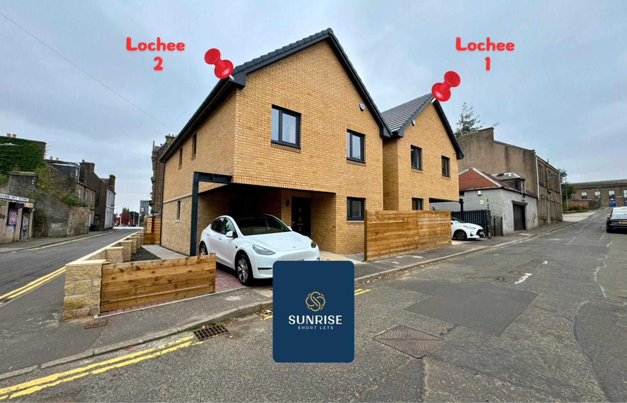 L1 - Large 4 Bedroom House With 6 Beds And 3 Bathrooms, Tvs In Each Room, Free Parking, Fully Equipped, Local Amenities, Easy Ring Road Access, Special Rates, Invoice And Reduced Price Only Via Sunrise Short Lets Villa Dundee