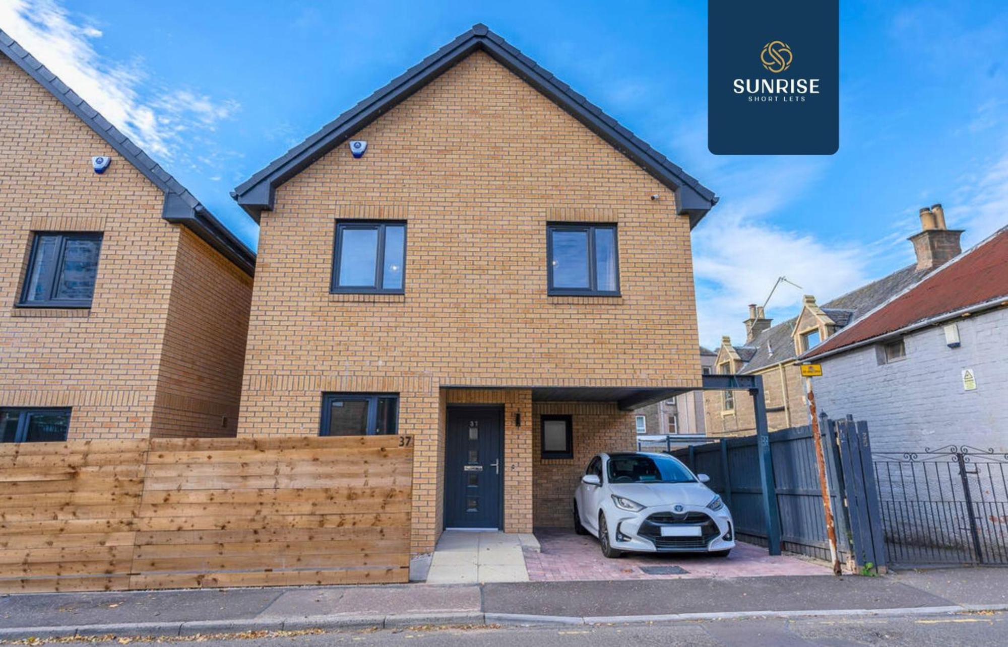 L1 - Large 4 Bedroom House With 6 Beds And 3 Bathrooms, Tvs In Each Room, Free Parking, Fully Equipped, Local Amenities, Easy Ring Road Access, Special Rates, Invoice And Reduced Price Only Via Sunrise Short Lets