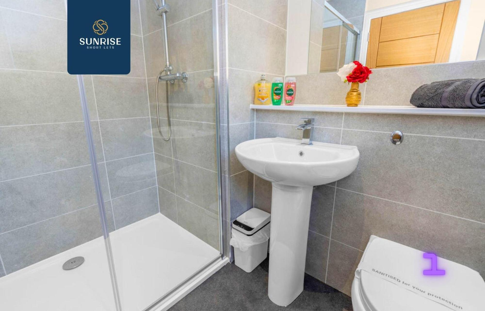 Villa L1 - Large 4 Bedroom House With 6 Beds And 3 Bathrooms, Tvs In Each Room, Free Parking, Fully Equipped, Local Amenities, Easy Ring Road Access, Special Rates, Invoice And Reduced Price Only Via Sunrise Short Lets Dundee