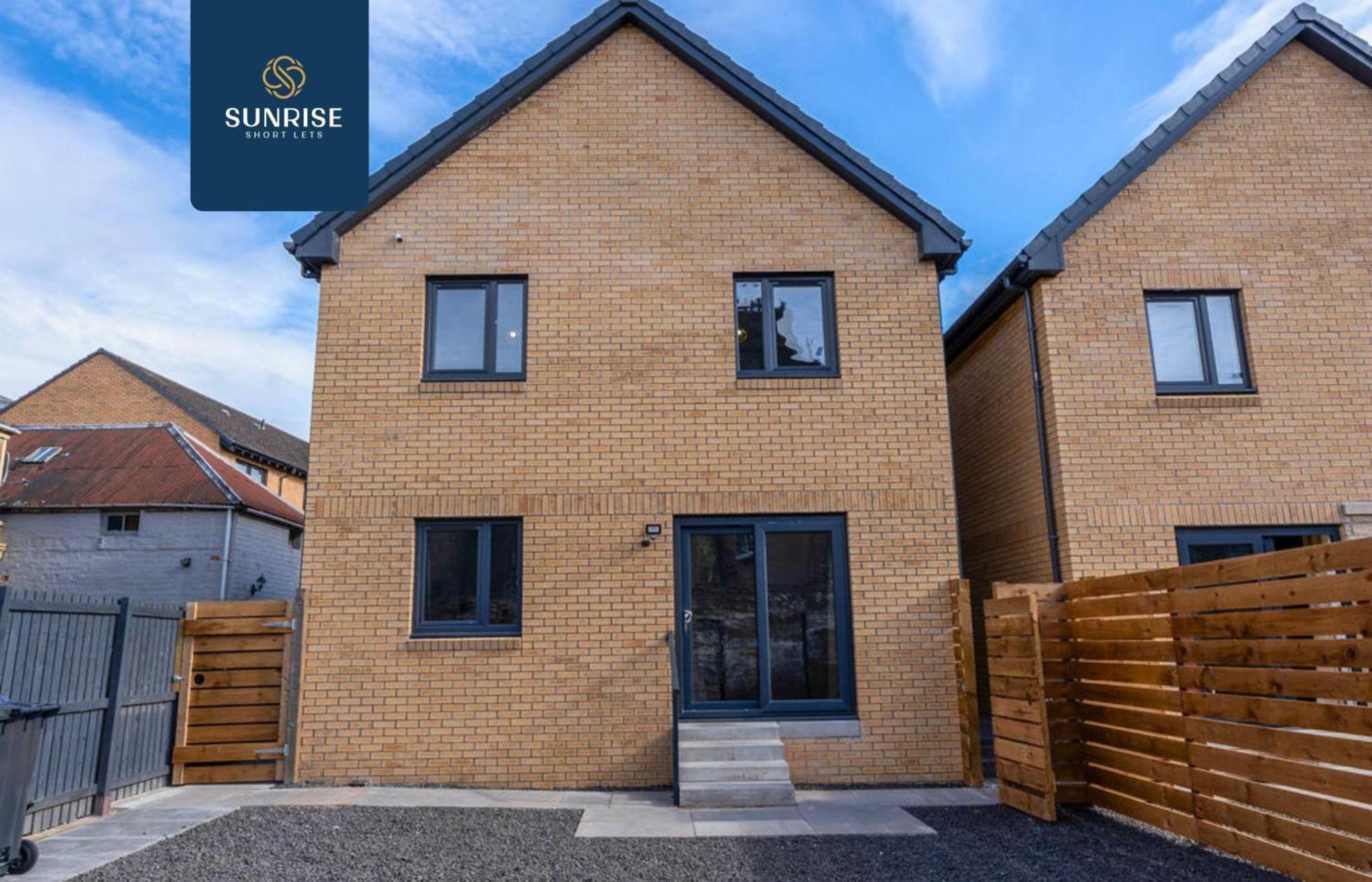 L1 - Large 4 Bedroom House With 6 Beds And 3 Bathrooms, Tvs In Each Room, Free Parking, Fully Equipped, Local Amenities, Easy Ring Road Access, Special Rates, Invoice And Reduced Price Only Via Sunrise Short Lets *