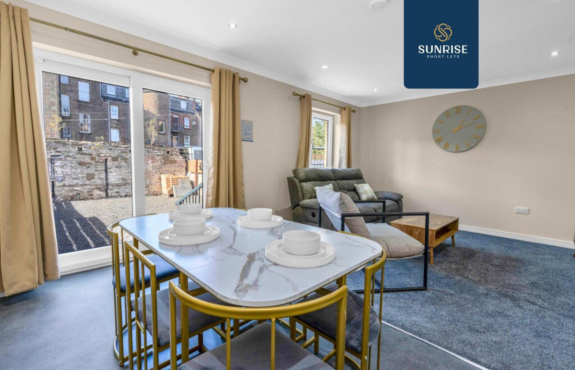 L1 - Large 4 Bedroom House With 6 Beds And 3 Bathrooms, Tvs In Each Room, Free Parking, Fully Equipped, Local Amenities, Easy Ring Road Access, Special Rates, Invoice And Reduced Price Only Via Sunrise Short Lets * Dundee