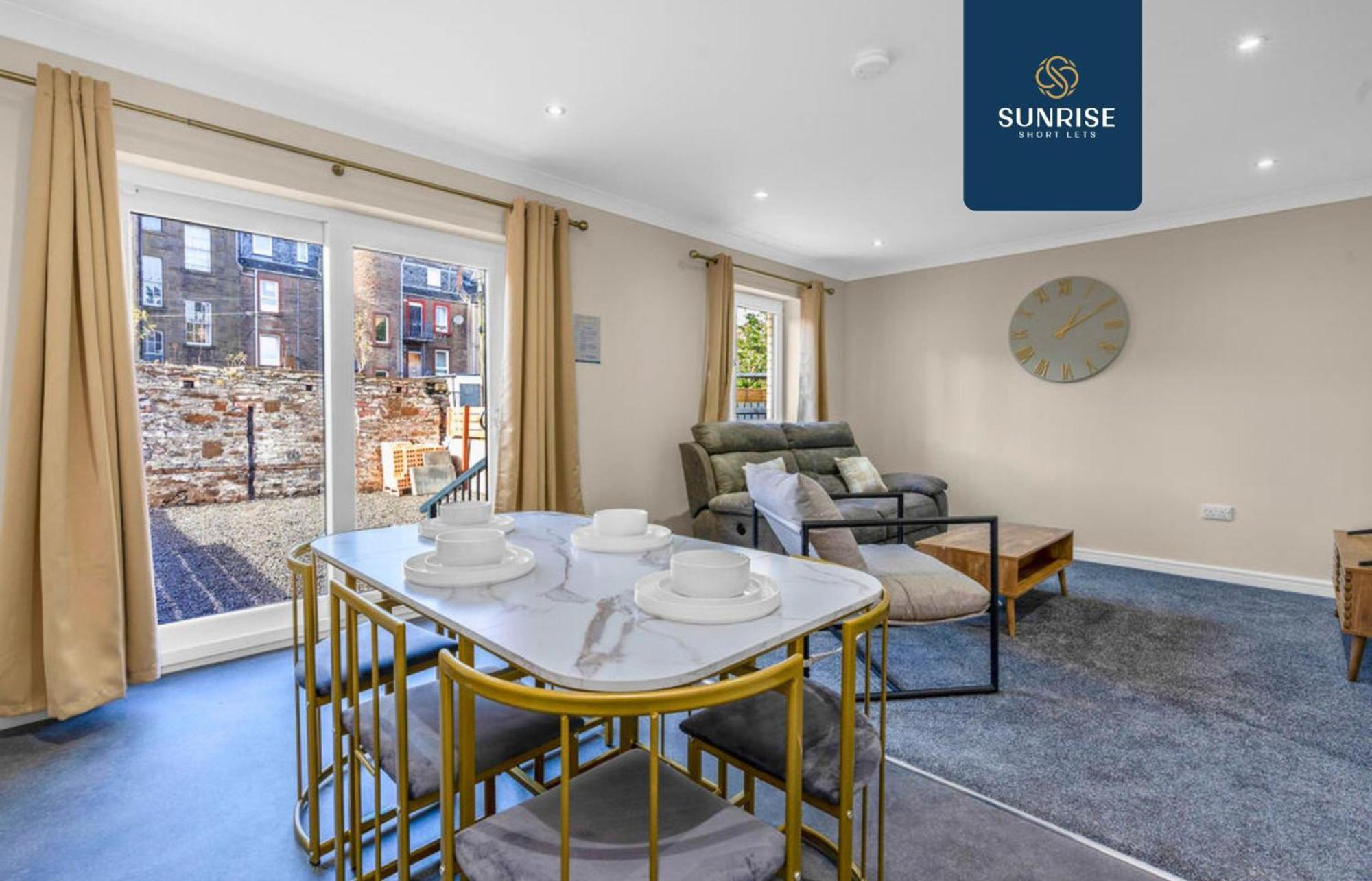 L1 - Large 4 Bedroom House With 6 Beds And 3 Bathrooms, Tvs In Each Room, Free Parking, Fully Equipped, Local Amenities, Easy Ring Road Access, Special Rates, Invoice And Reduced Price Only Via Sunrise Short Lets Villa