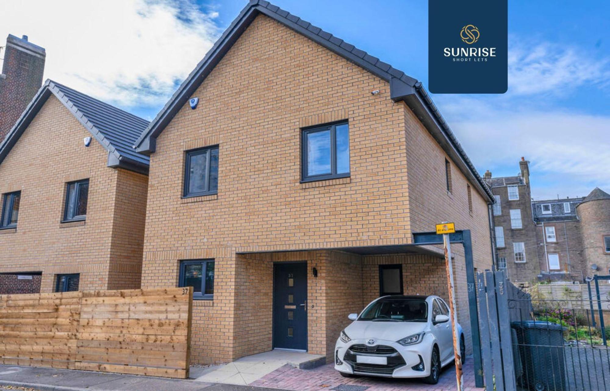 L1 - Large 4 Bedroom House With 6 Beds And 3 Bathrooms, Tvs In Each Room, Free Parking, Fully Equipped, Local Amenities, Easy Ring Road Access, Special Rates, Invoice And Reduced Price Only Via Sunrise Short Lets Villa *