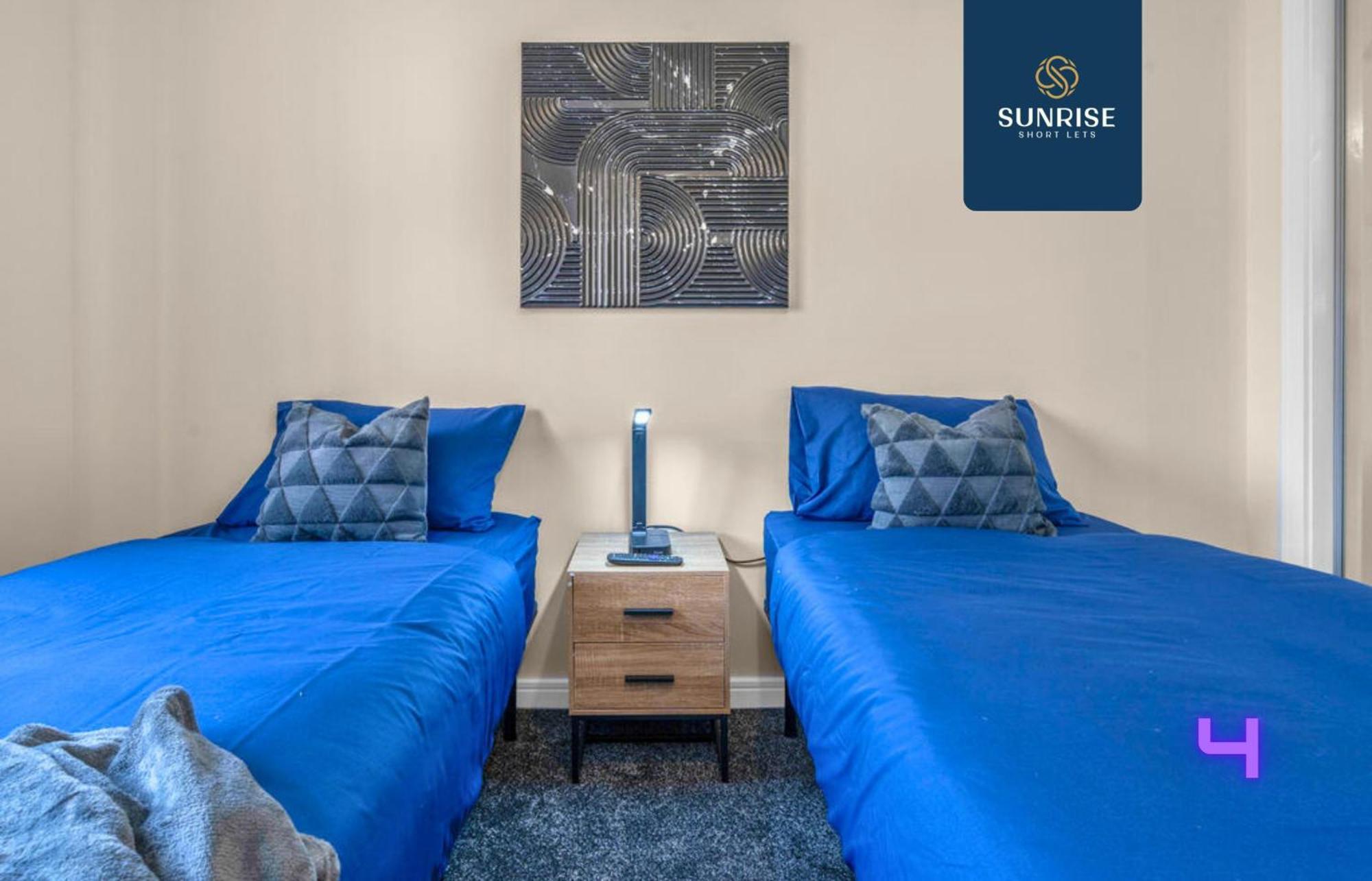 Villa L1 - Large 4 Bedroom House With 6 Beds And 3 Bathrooms, Tvs In Each Room, Free Parking, Fully Equipped, Local Amenities, Easy Ring Road Access, Special Rates, Invoice And Reduced Price Only Via Sunrise Short Lets Dundee