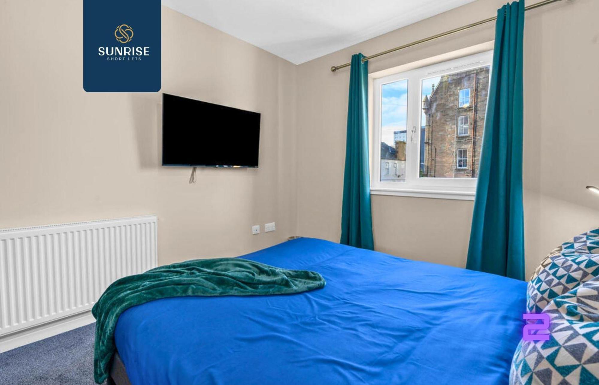L1 - Large 4 Bedroom House With 6 Beds And 3 Bathrooms, Tvs In Each Room, Free Parking, Fully Equipped, Local Amenities, Easy Ring Road Access, Special Rates, Invoice And Reduced Price Only Via Sunrise Short Lets * Dundee