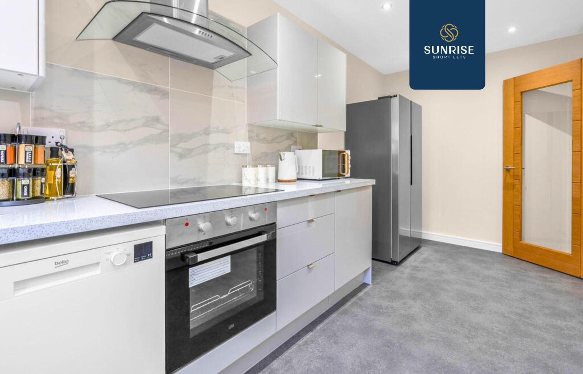 L1 - Large 4 Bedroom House With 6 Beds And 3 Bathrooms, Tvs In Each Room, Free Parking, Fully Equipped, Local Amenities, Easy Ring Road Access, Special Rates, Invoice And Reduced Price Only Via Sunrise Short Lets Villa