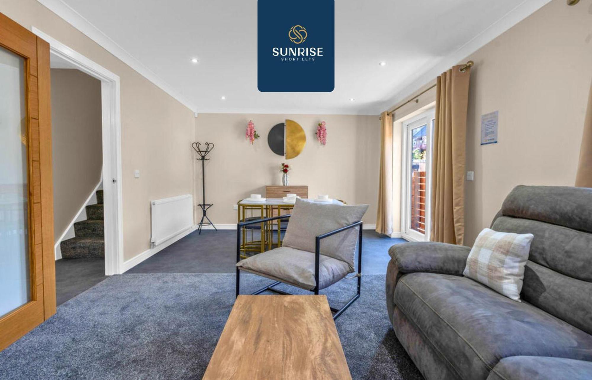 Villa L1 - Large 4 Bedroom House With 6 Beds And 3 Bathrooms, Tvs In Each Room, Free Parking, Fully Equipped, Local Amenities, Easy Ring Road Access, Special Rates, Invoice And Reduced Price Only Via Sunrise Short Lets *