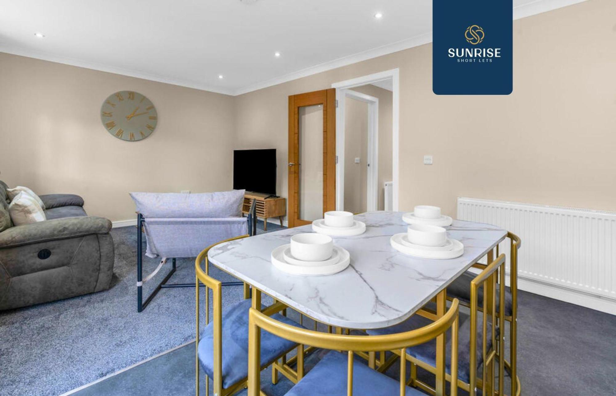 Villa L1 - Large 4 Bedroom House With 6 Beds And 3 Bathrooms, Tvs In Each Room, Free Parking, Fully Equipped, Local Amenities, Easy Ring Road Access, Special Rates, Invoice And Reduced Price Only Via Sunrise Short Lets