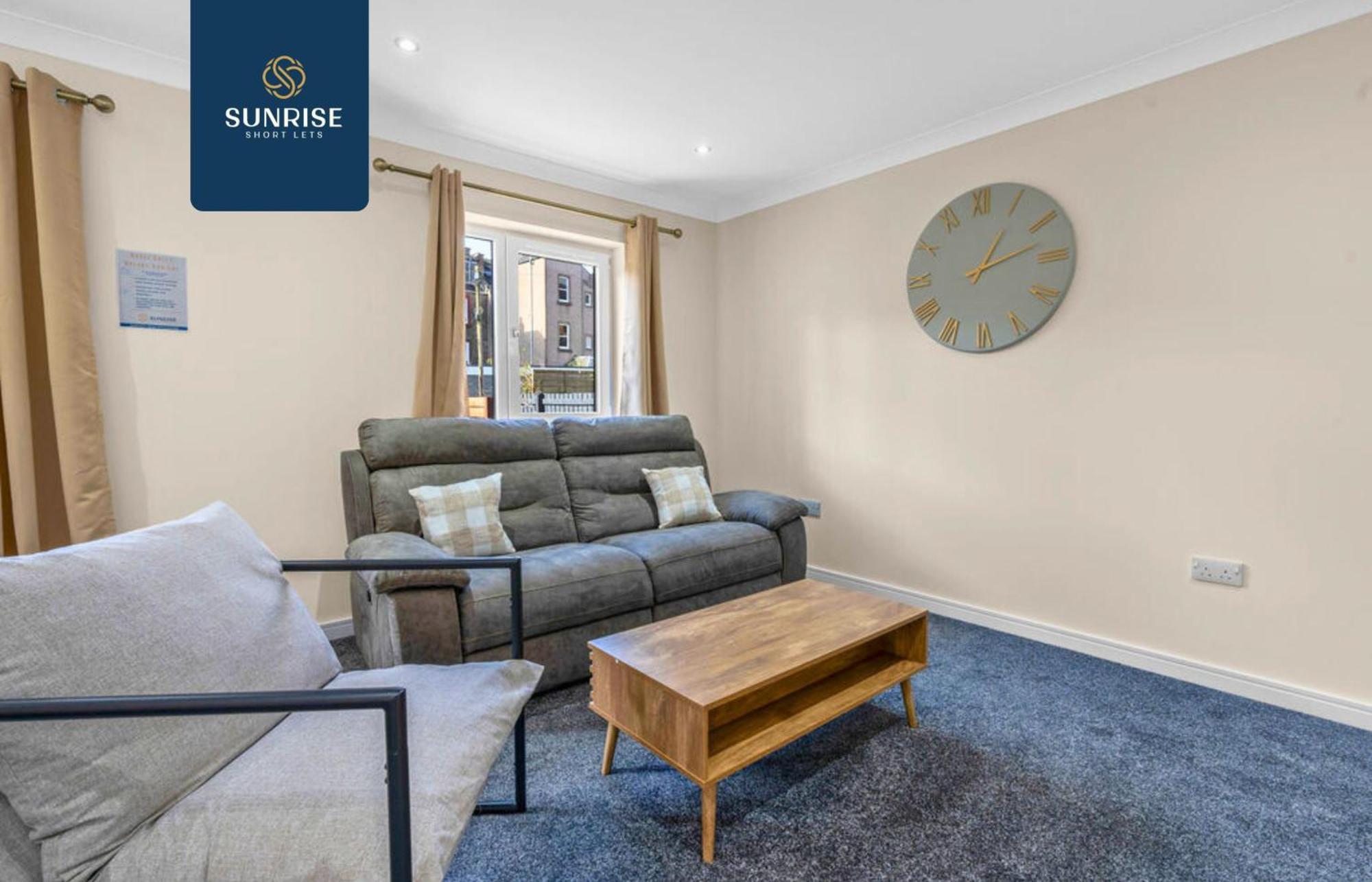 L1 - Large 4 Bedroom House With 6 Beds And 3 Bathrooms, Tvs In Each Room, Free Parking, Fully Equipped, Local Amenities, Easy Ring Road Access, Special Rates, Invoice And Reduced Price Only Via Sunrise Short Lets Villa *