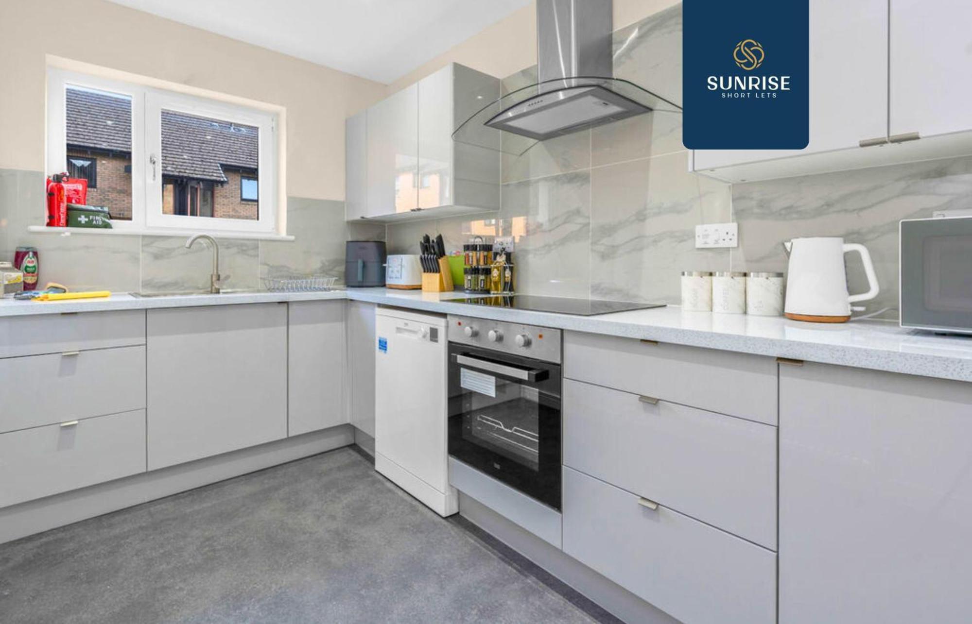 Villa L1 - Large 4 Bedroom House With 6 Beds And 3 Bathrooms, Tvs In Each Room, Free Parking, Fully Equipped, Local Amenities, Easy Ring Road Access, Special Rates, Invoice And Reduced Price Only Via Sunrise Short Lets *