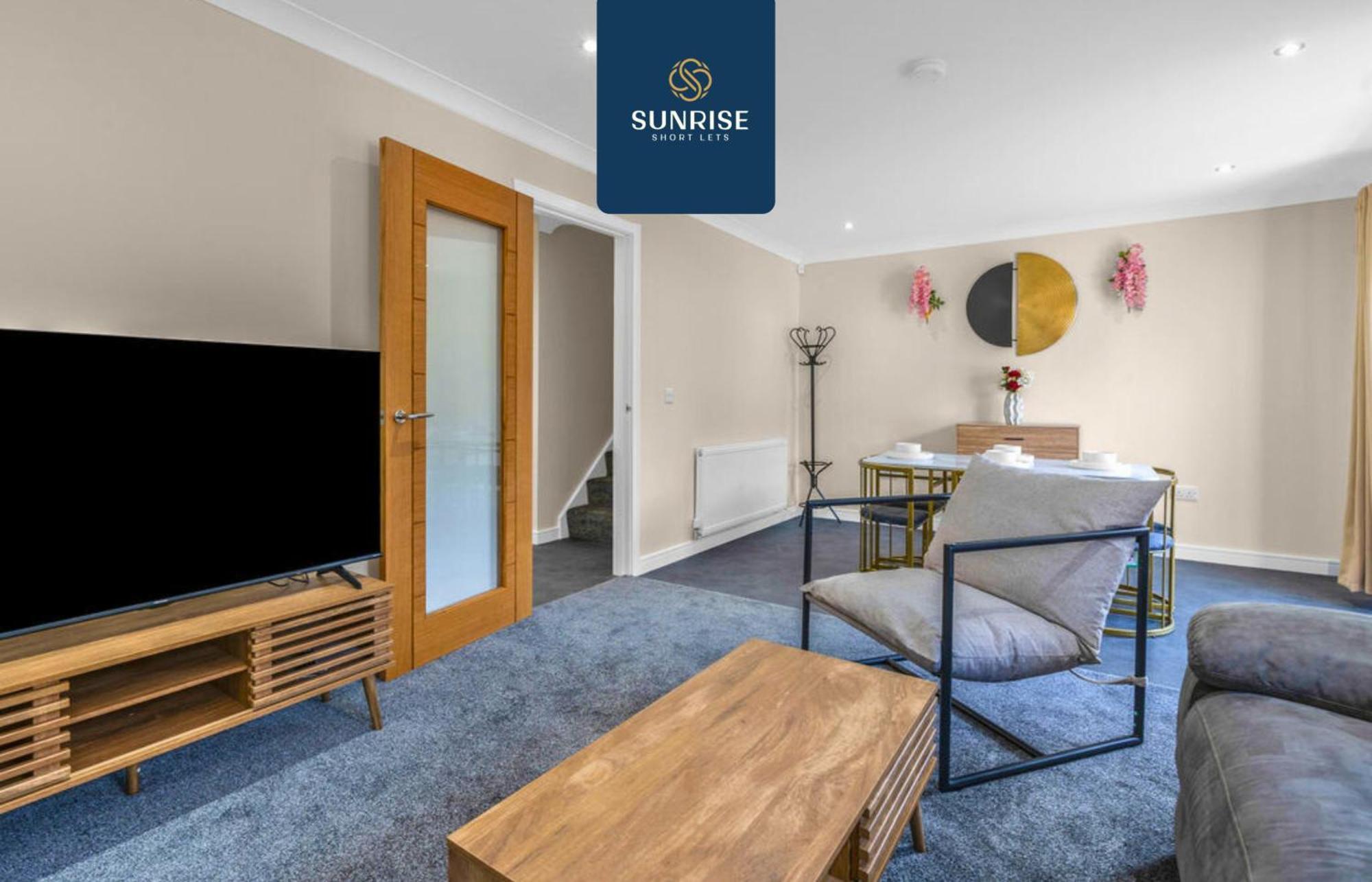 L1 - Large 4 Bedroom House With 6 Beds And 3 Bathrooms, Tvs In Each Room, Free Parking, Fully Equipped, Local Amenities, Easy Ring Road Access, Special Rates, Invoice And Reduced Price Only Via Sunrise Short Lets * Dundee