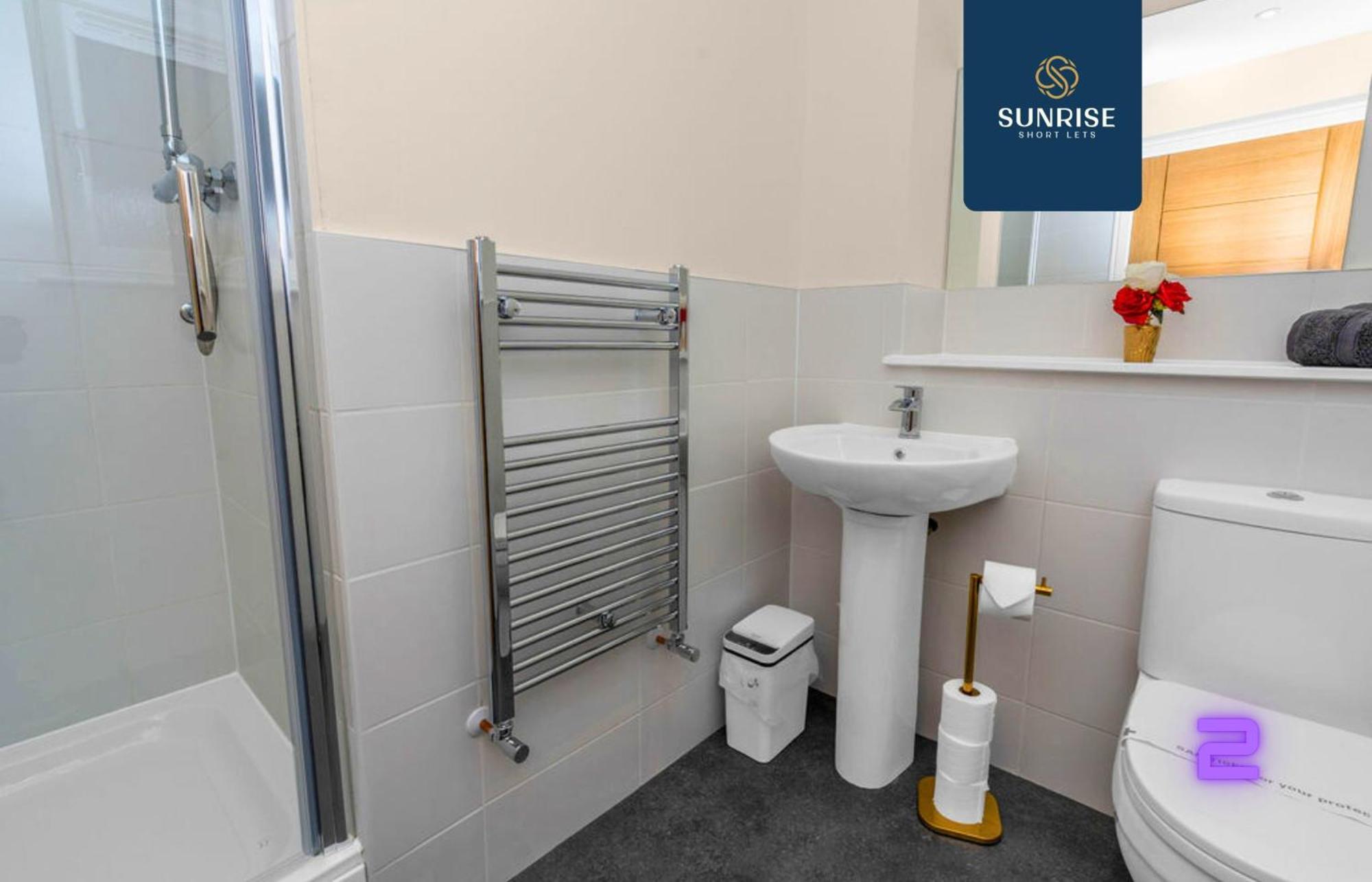 Villa L1 - Large 4 Bedroom House With 6 Beds And 3 Bathrooms, Tvs In Each Room, Free Parking, Fully Equipped, Local Amenities, Easy Ring Road Access, Special Rates, Invoice And Reduced Price Only Via Sunrise Short Lets Dundee