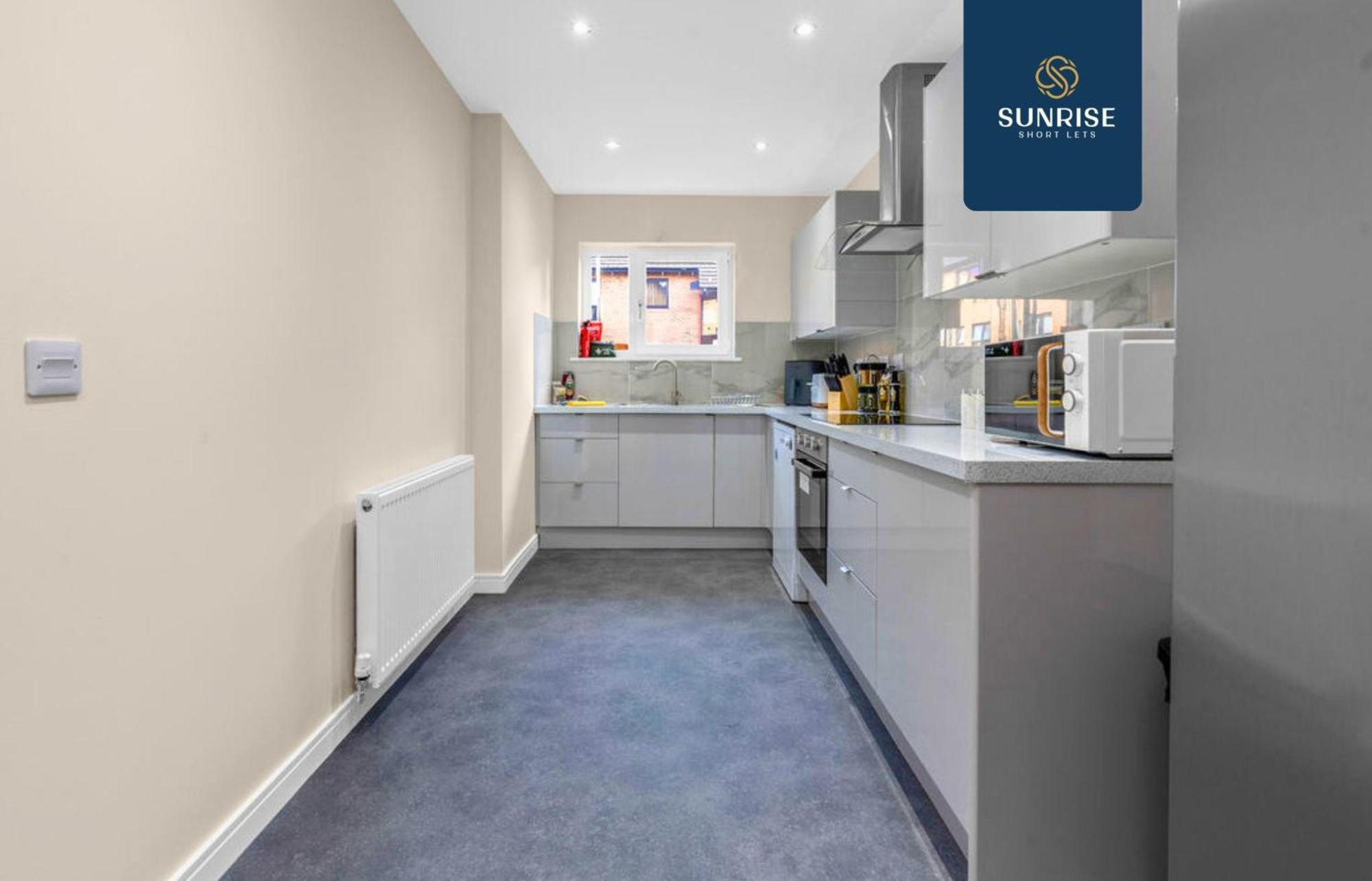 L1 - Large 4 Bedroom House With 6 Beds And 3 Bathrooms, Tvs In Each Room, Free Parking, Fully Equipped, Local Amenities, Easy Ring Road Access, Special Rates, Invoice And Reduced Price Only Via Sunrise Short Lets