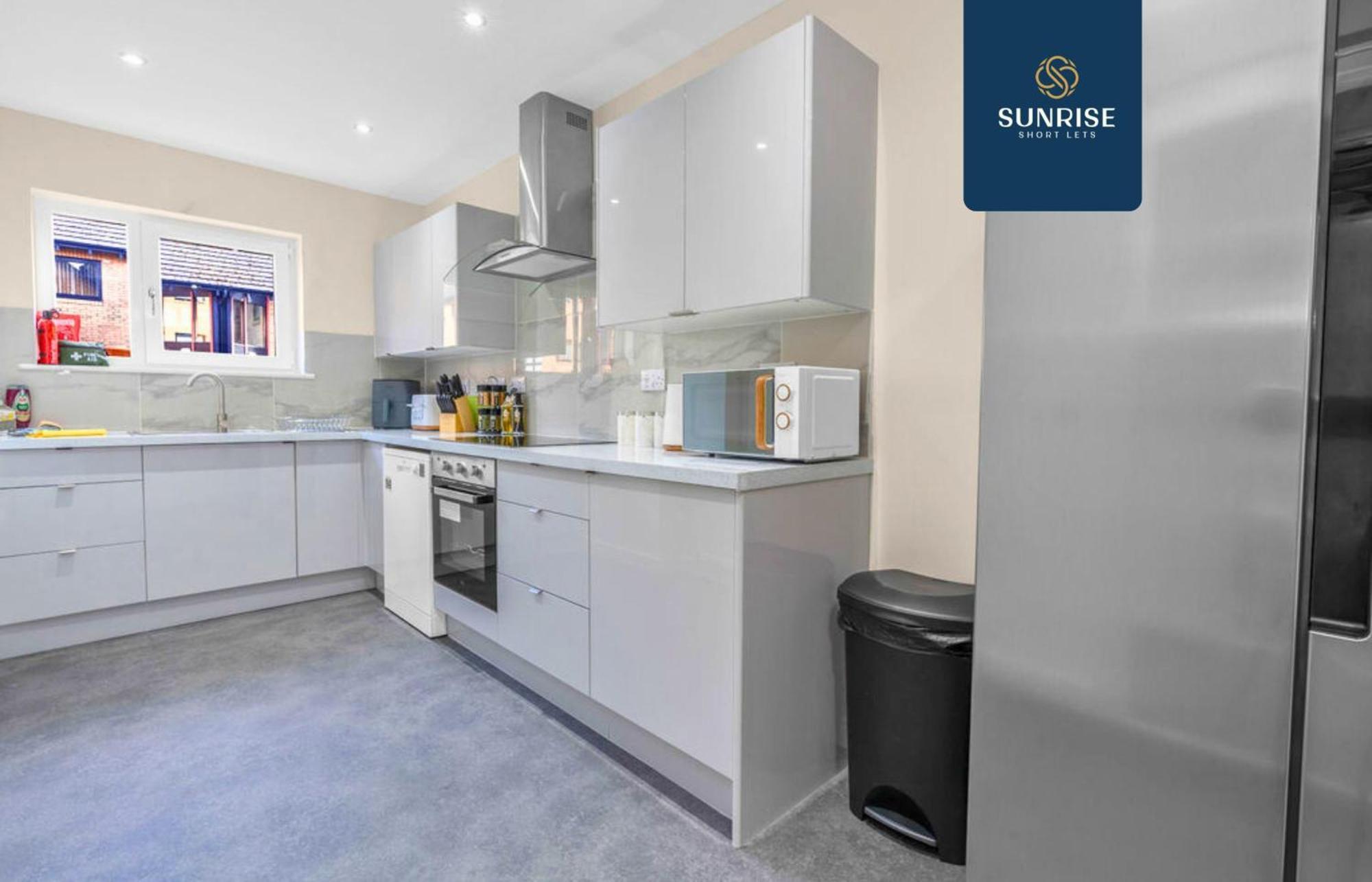 Villa L1 - Large 4 Bedroom House With 6 Beds And 3 Bathrooms, Tvs In Each Room, Free Parking, Fully Equipped, Local Amenities, Easy Ring Road Access, Special Rates, Invoice And Reduced Price Only Via Sunrise Short Lets