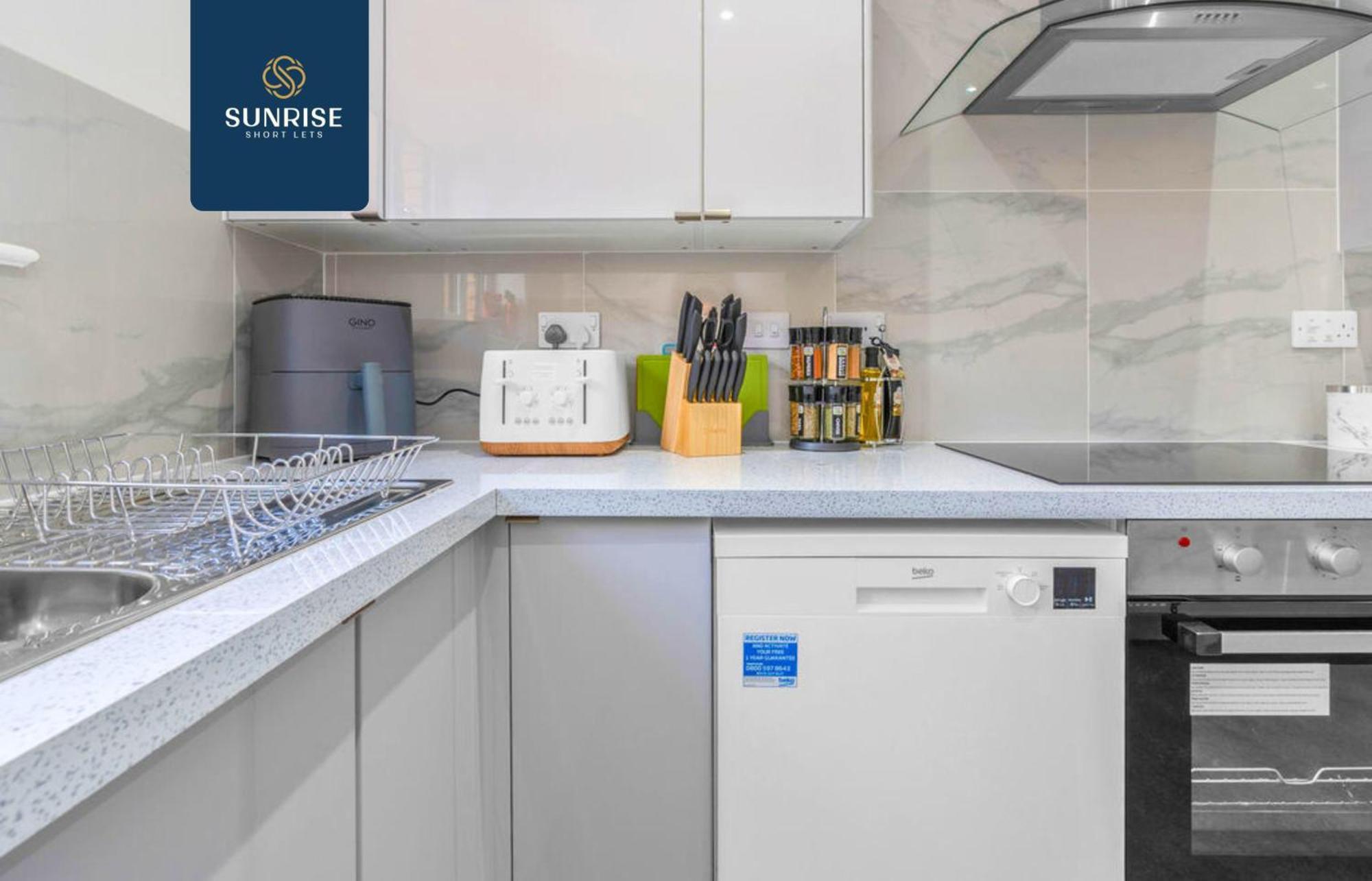 L1 - Large 4 Bedroom House With 6 Beds And 3 Bathrooms, Tvs In Each Room, Free Parking, Fully Equipped, Local Amenities, Easy Ring Road Access, Special Rates, Invoice And Reduced Price Only Via Sunrise Short Lets Villa Dundee