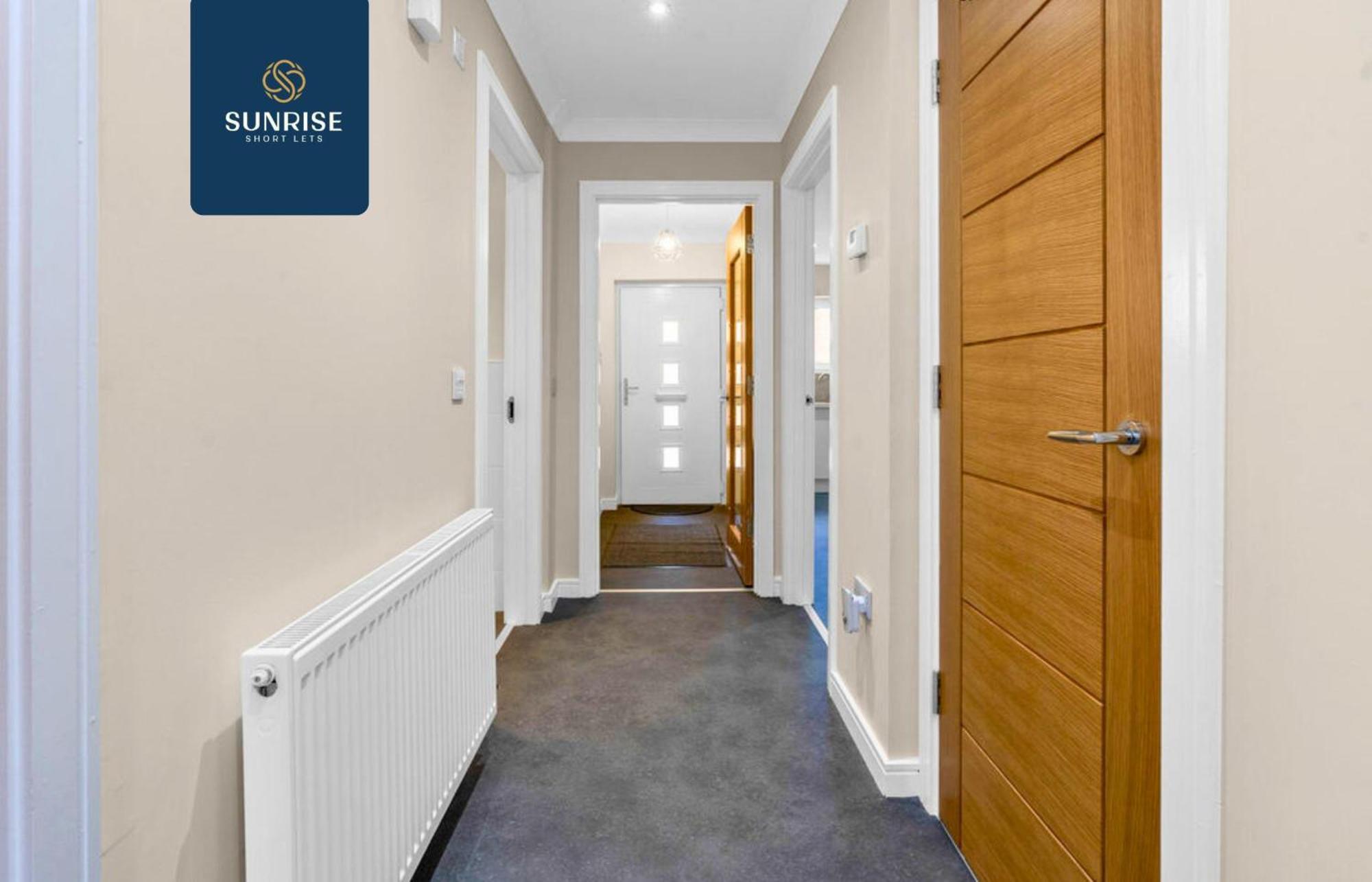 L1 - Large 4 Bedroom House With 6 Beds And 3 Bathrooms, Tvs In Each Room, Free Parking, Fully Equipped, Local Amenities, Easy Ring Road Access, Special Rates, Invoice And Reduced Price Only Via Sunrise Short Lets Dundee