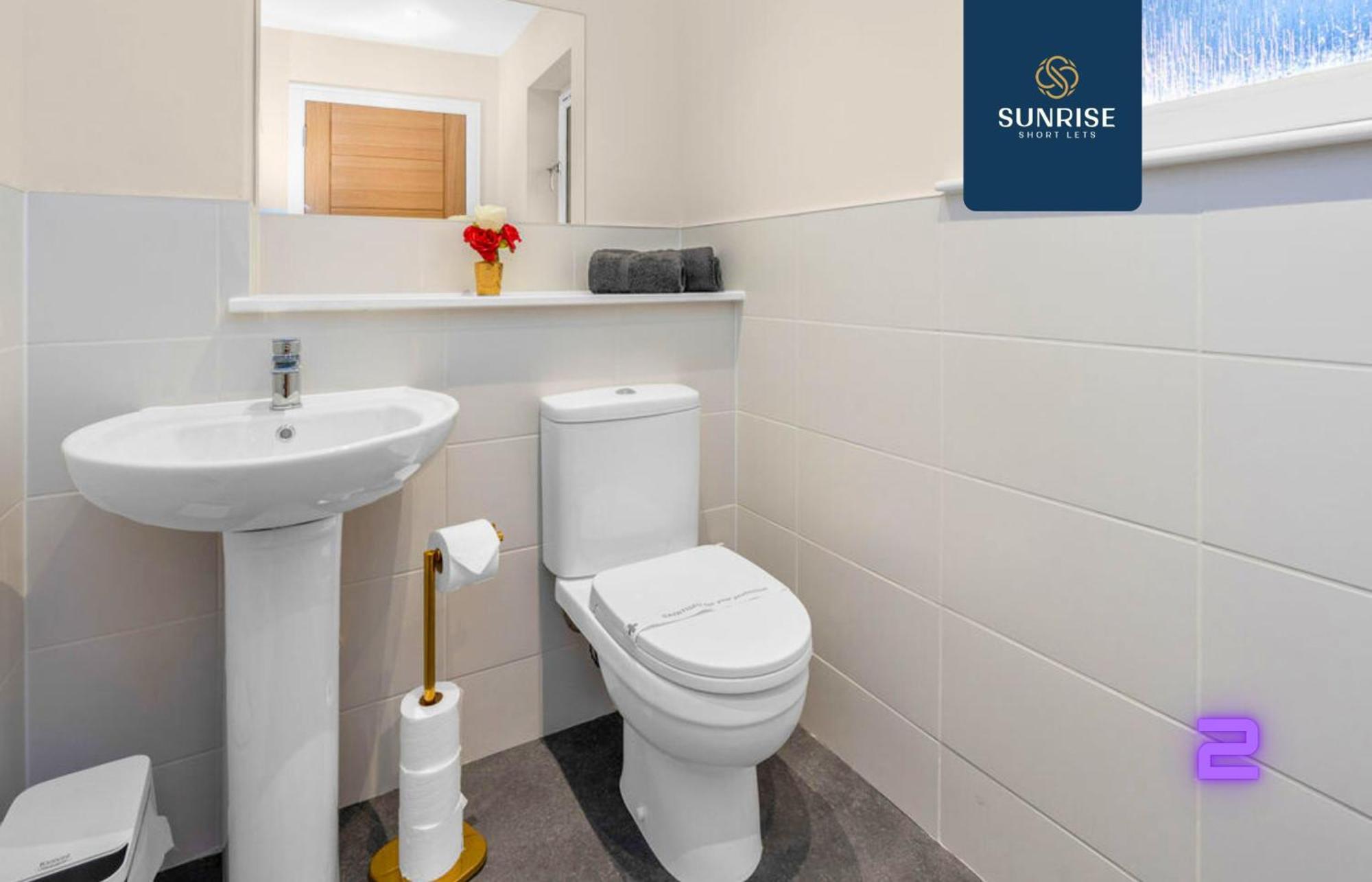 L1 - Large 4 Bedroom House With 6 Beds And 3 Bathrooms, Tvs In Each Room, Free Parking, Fully Equipped, Local Amenities, Easy Ring Road Access, Special Rates, Invoice And Reduced Price Only Via Sunrise Short Lets Villa *