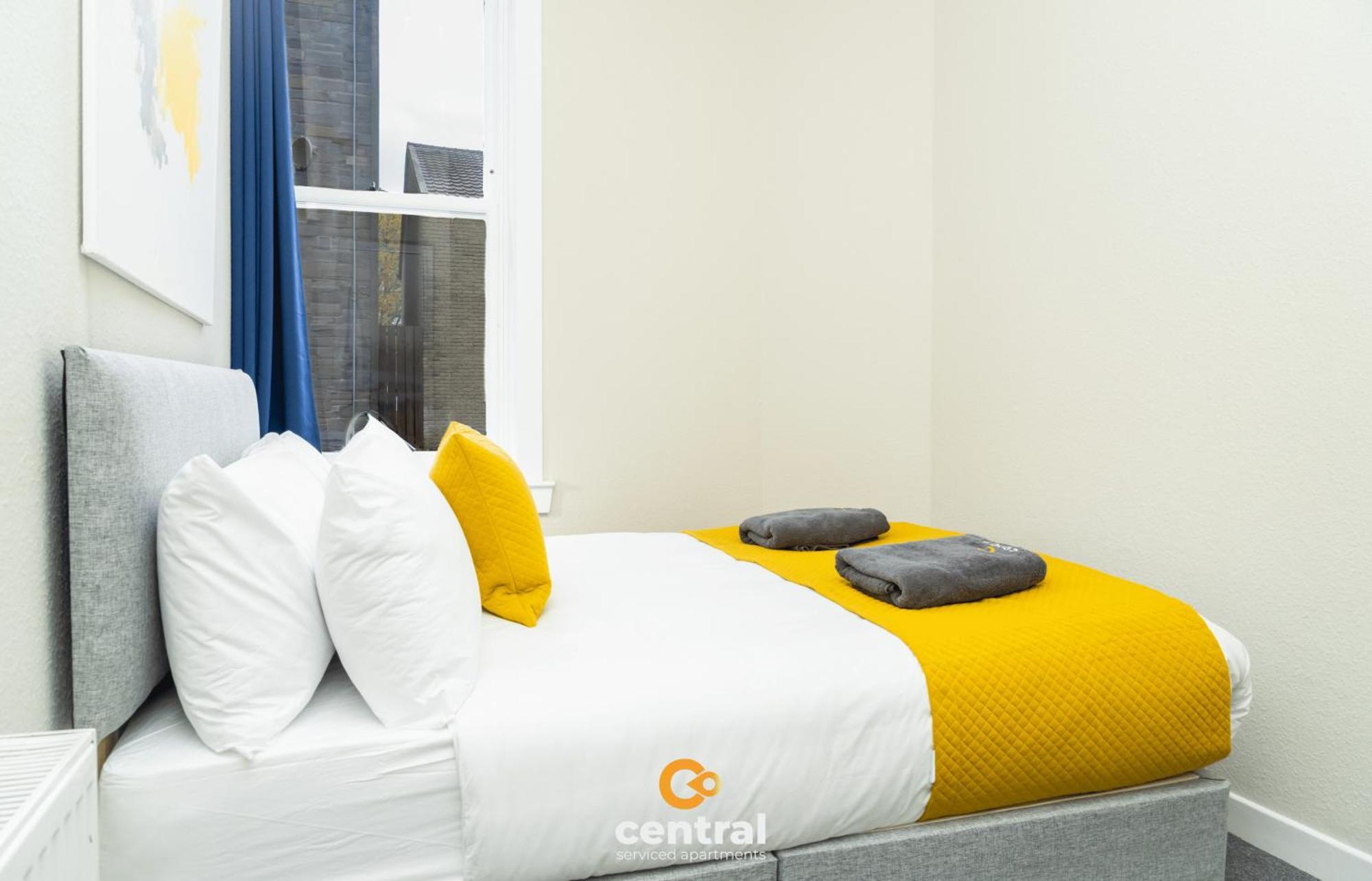 Serviced - 2 Bedroom - Ground Floor - Modern - Sleeps 4 - 2 X Double Beds - Free Street Parking - Fully Equipped - Short & Long Term Available - Contact Us For Your Requirements Apartment *