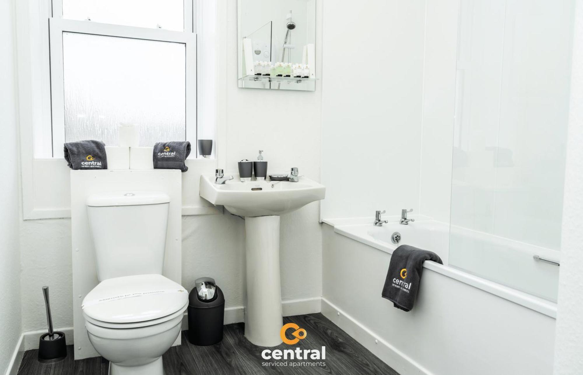 Serviced - 2 Bedroom - Ground Floor - Modern - Sleeps 4 - 2 X Double Beds - Free Street Parking - Fully Equipped - Short & Long Term Available - Contact Us For Your Requirements Apartment *