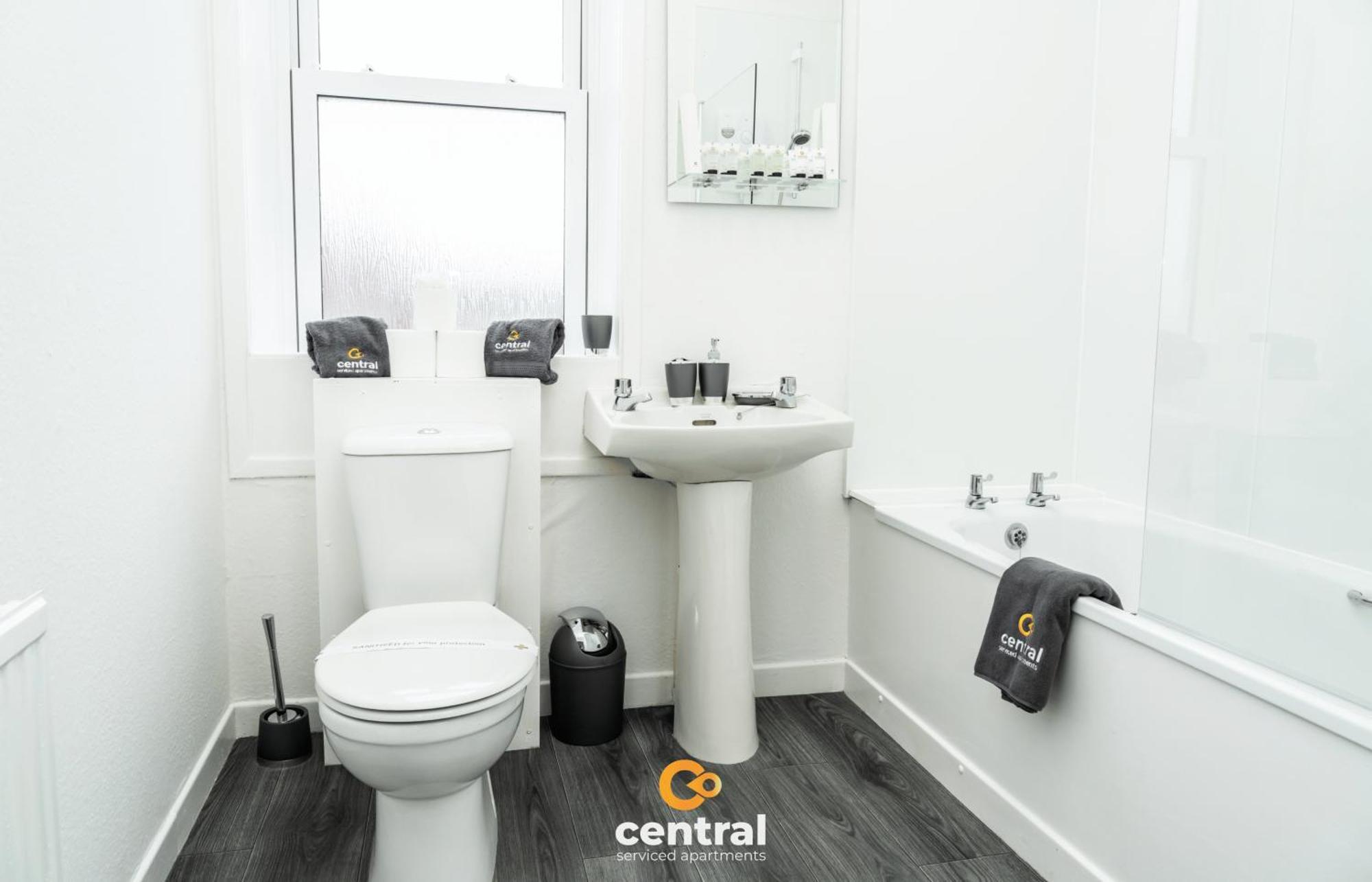 Serviced - 2 Bedroom - Ground Floor - Modern - Sleeps 4 - 2 X Double Beds - Free Street Parking - Fully Equipped - Short & Long Term Available - Contact Us For Your Requirements * Dundee